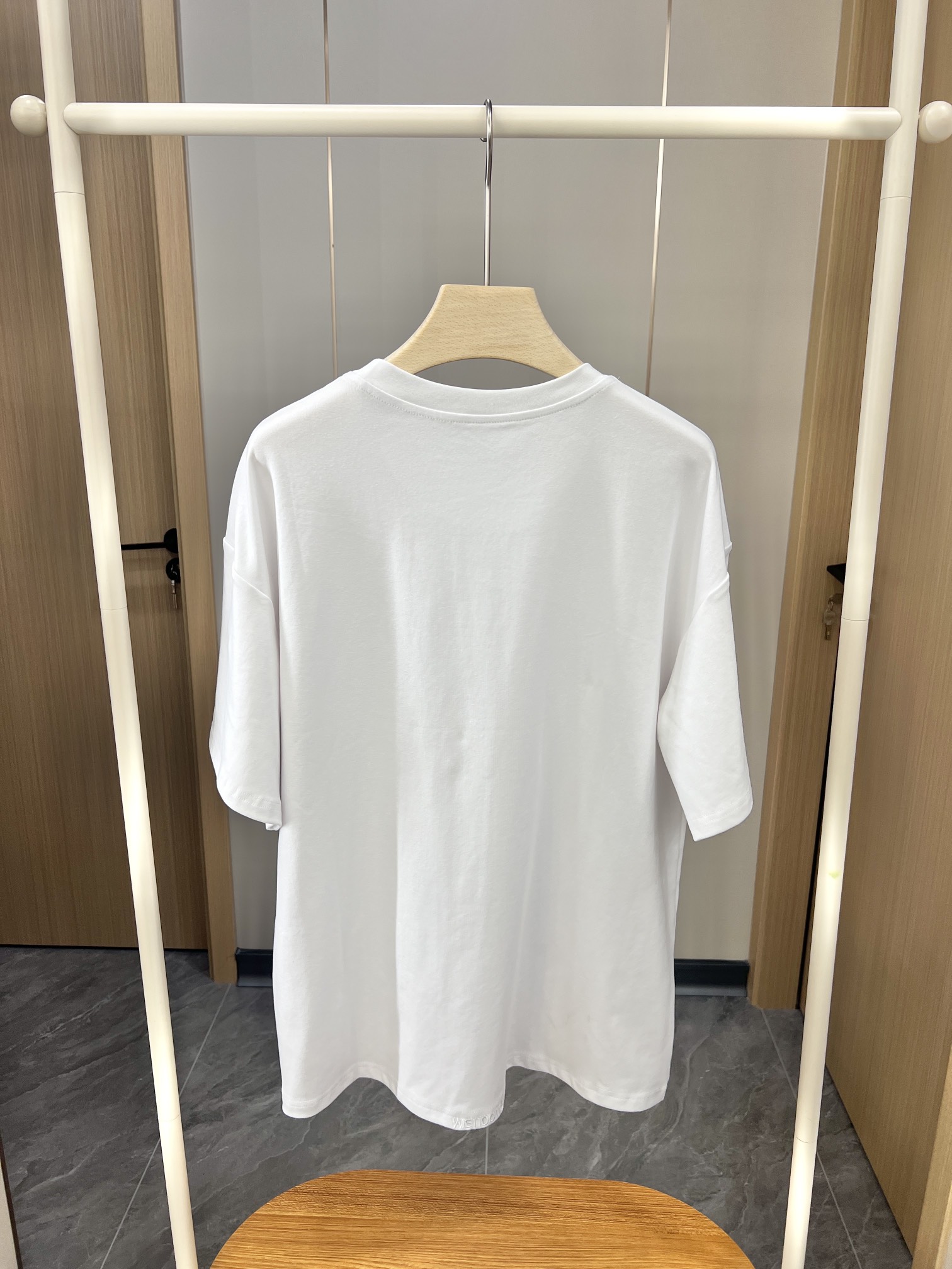 “Versatile Girl’s T-Shirt Package: Classic Black and White with Stereo Pearls” - 图片 7