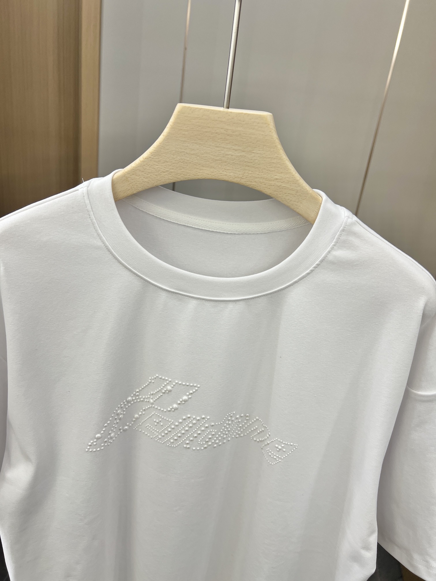 “Versatile Girl’s T-Shirt Package: Classic Black and White with Stereo Pearls” - 图片 2