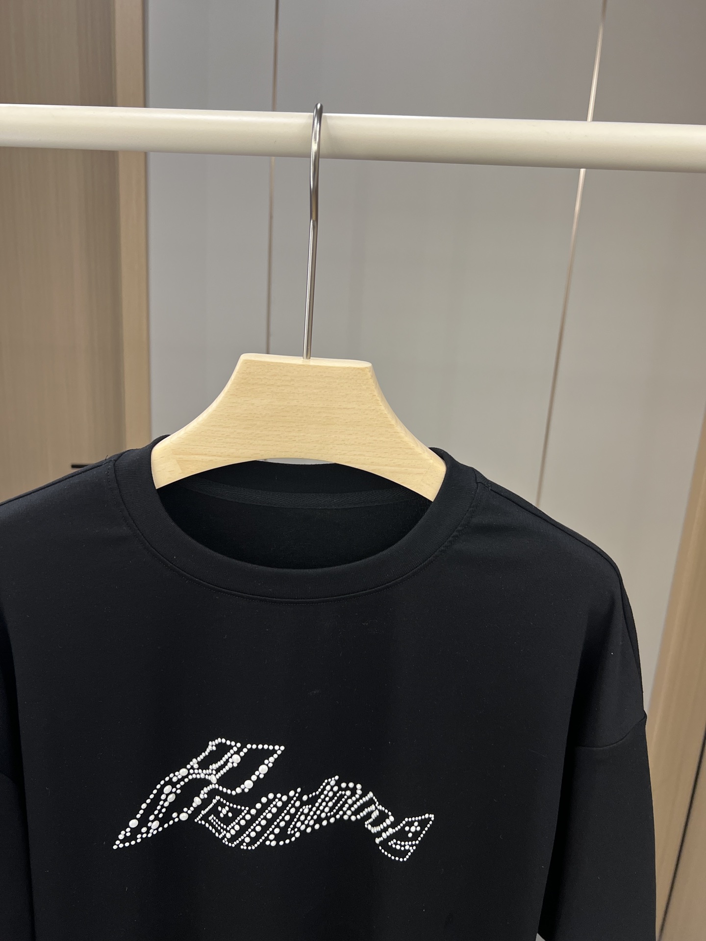 “Versatile P334 Girl: New Package with Classic Black and White T-Shirts and Stereo Pearls” - 图片 2
