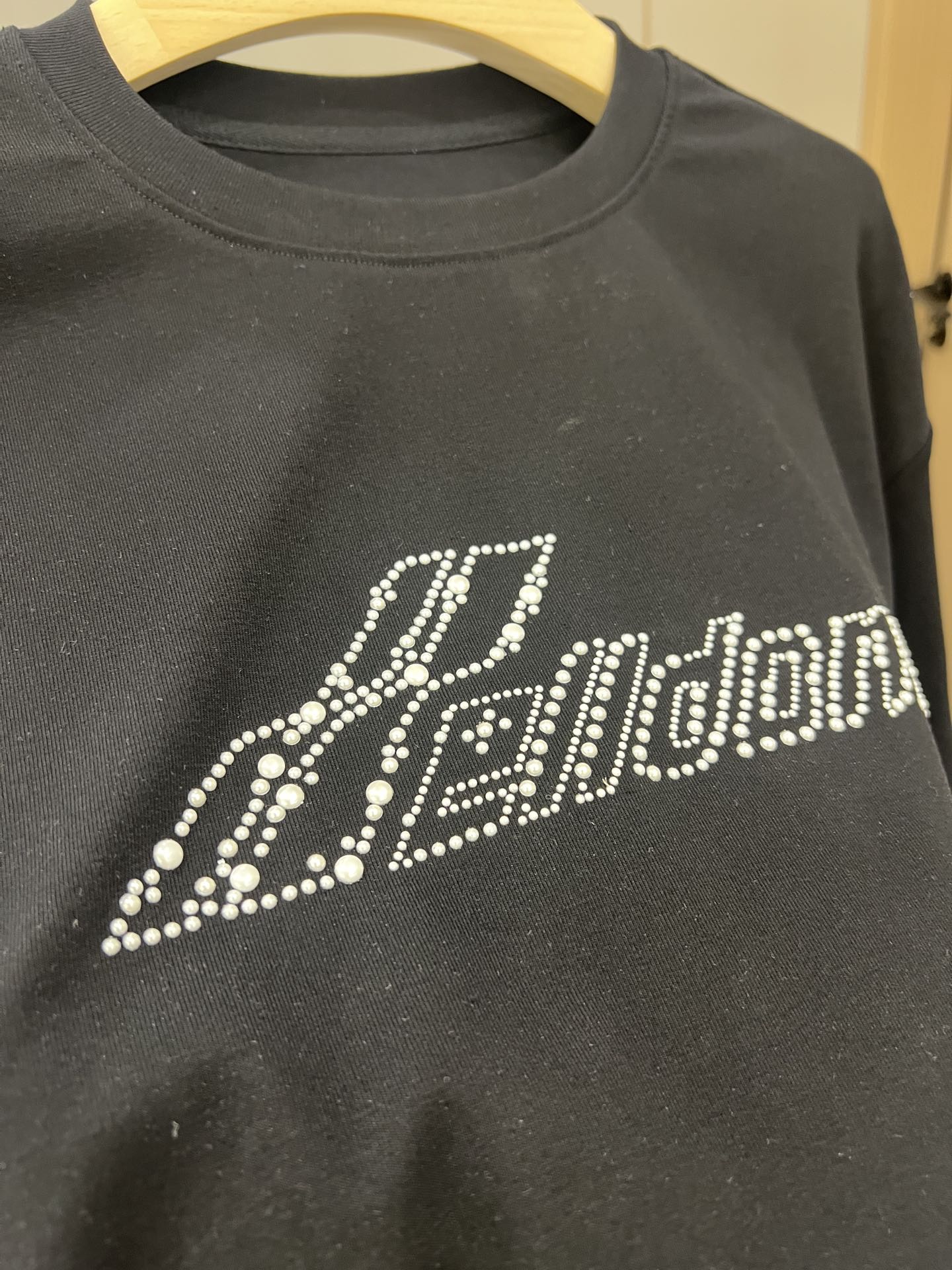“Versatile P334 Girl: New Package with Classic Black and White T-Shirts and Stereo Pearls” - 图片 4