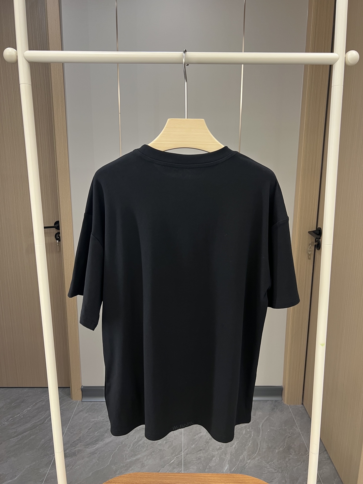 “Versatile P334 Girl: New Package with Classic Black and White T-Shirts and Stereo Pearls” - 图片 6