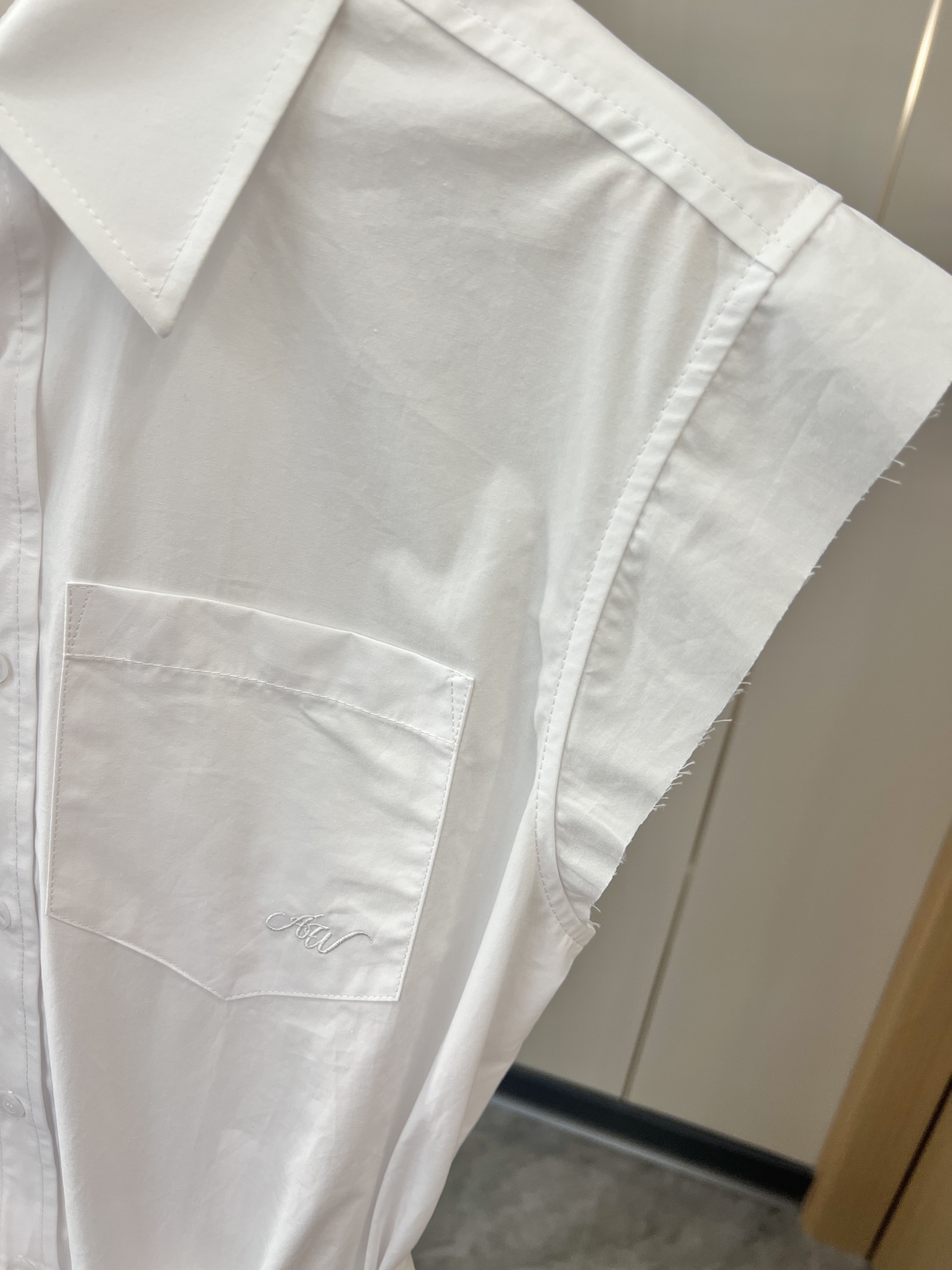 Custom-Made Fine Cotton Shirt Fit for a Royal Woman: P690 with Unique White Detail - 图片 3