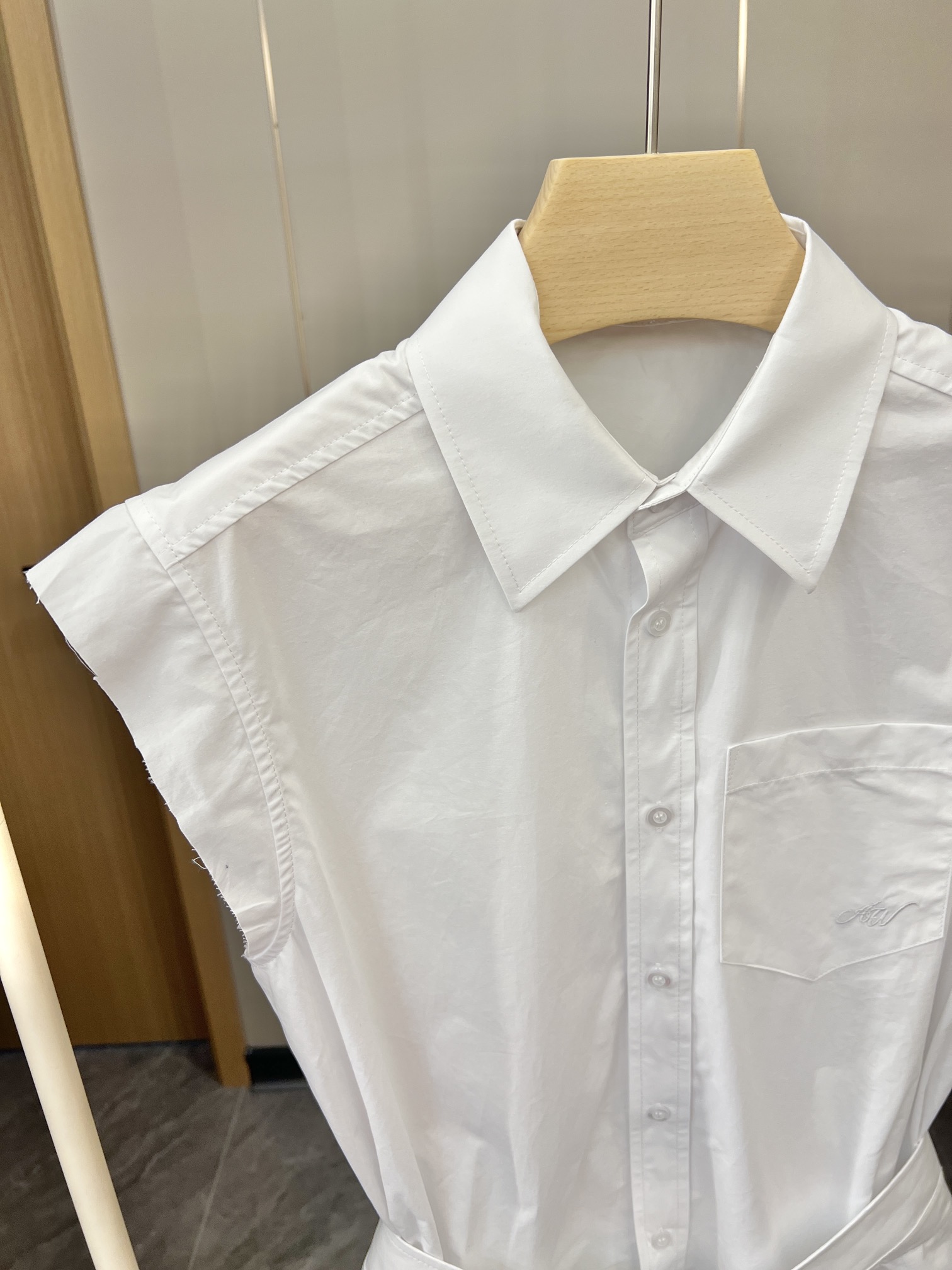Custom-Made Fine Cotton Shirt Fit for a Royal Woman: P690 with Unique White Detail - 图片 2