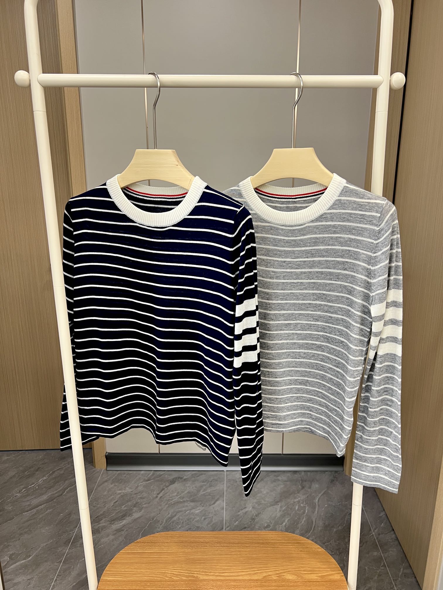 🛒新品上架‼️T*B 早秋系列

经典的条纹元素
百搭单品早秋
轻薄针织面料 夏季旅游或者空调房
当罩衫