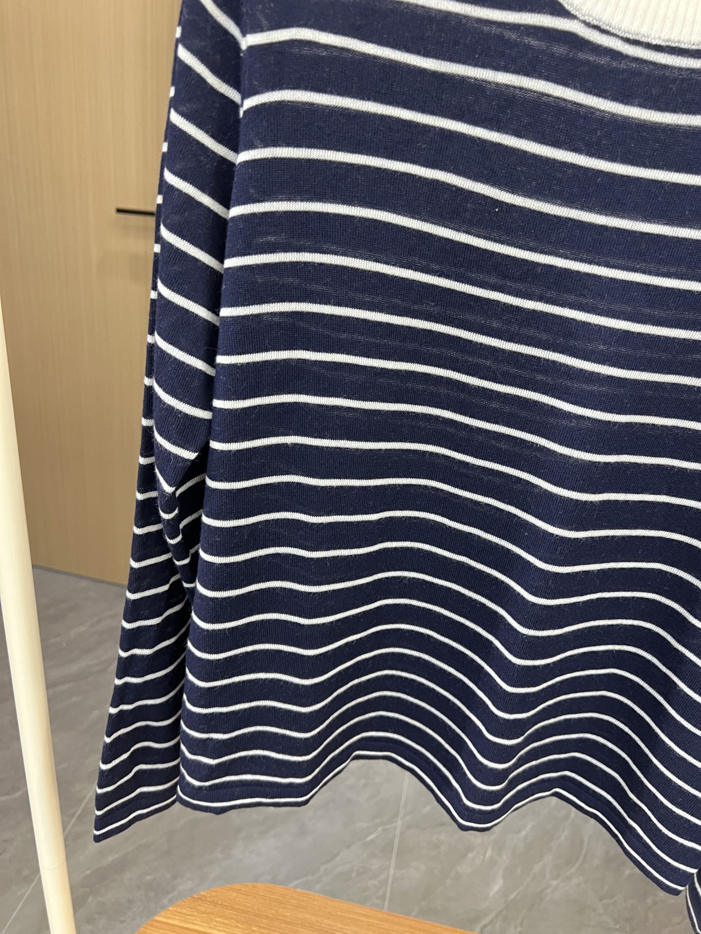 New Packaging for P437 Original Hard-Core Women’s Suit with Classic Stripe Elements - 图片 3