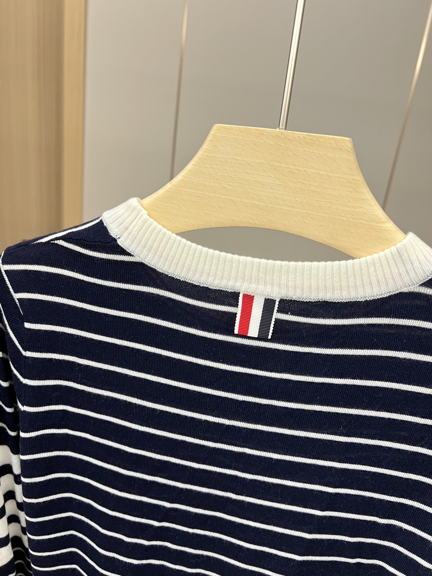 New Packaging for P437 Original Hard-Core Women’s Suit with Classic Stripe Elements - 图片 7