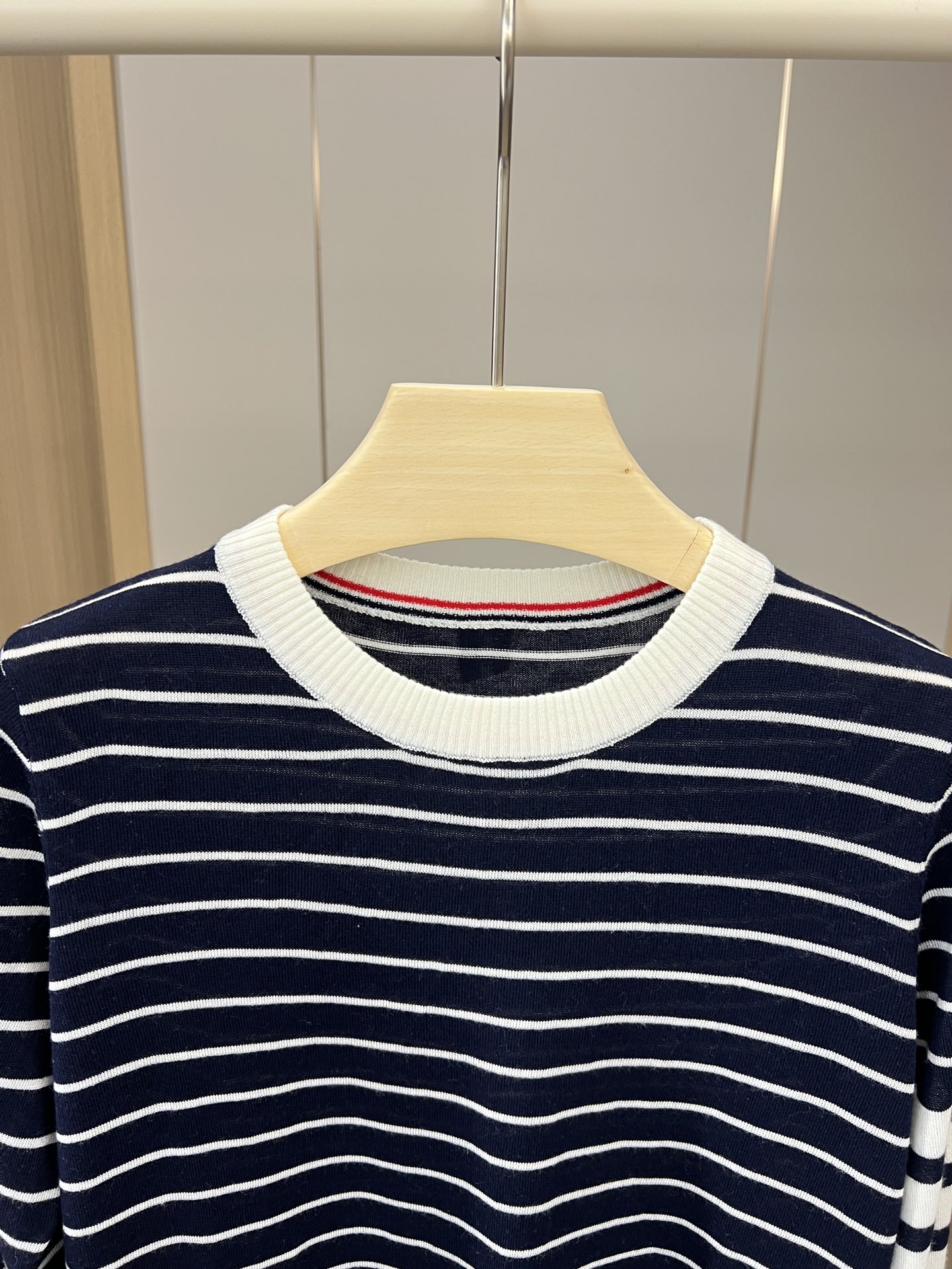 New Packaging for P437 Original Hard-Core Women’s Suit with Classic Stripe Elements - 图片 2