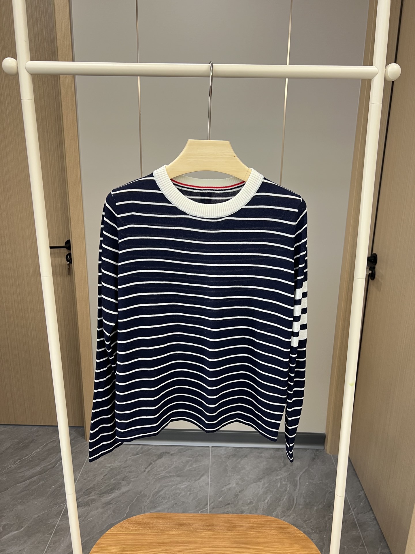 New Packaging for P437 Original Hard-Core Women’s Suit with Classic Stripe Elements - 图片 1