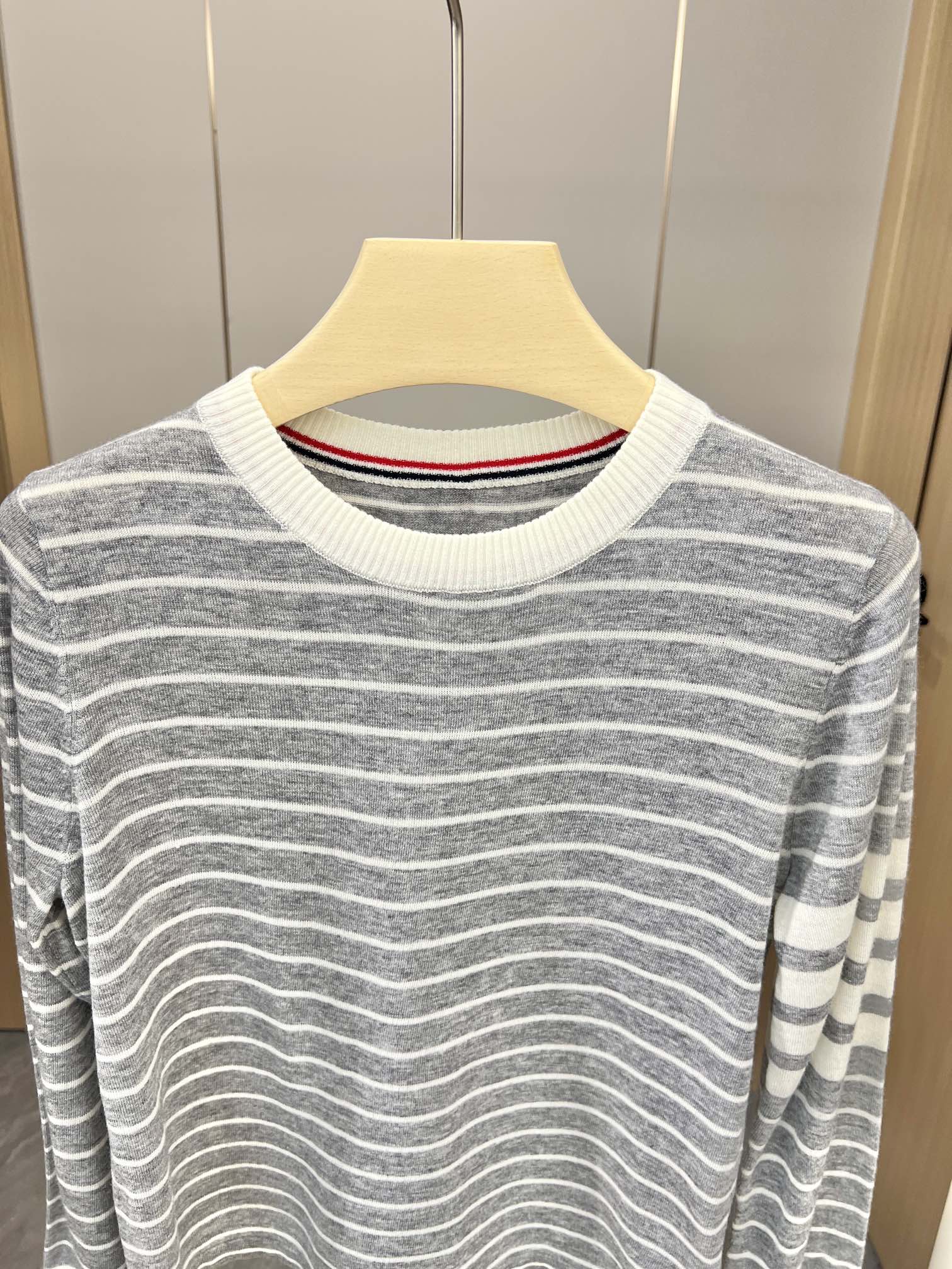 “New Packaging for P437 Women’s Suit with Classic Stripe Elements and Light Knitted Fabric” - 图片 2