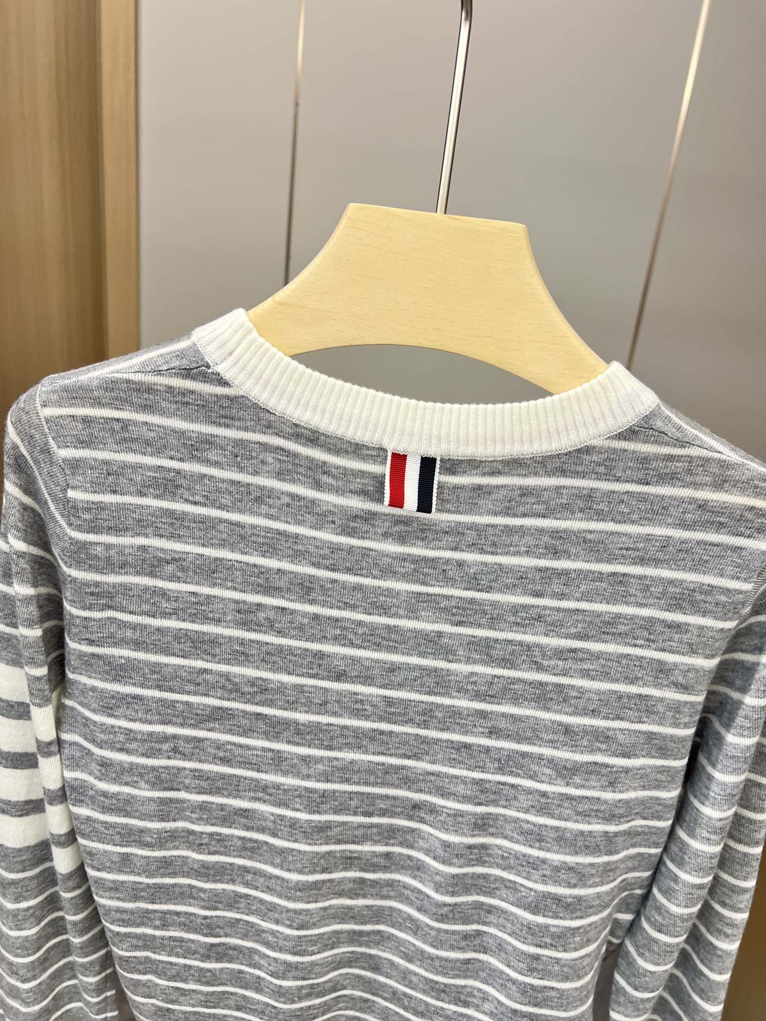 “New Packaging for P437 Women’s Suit with Classic Stripe Elements and Light Knitted Fabric” - 图片 6