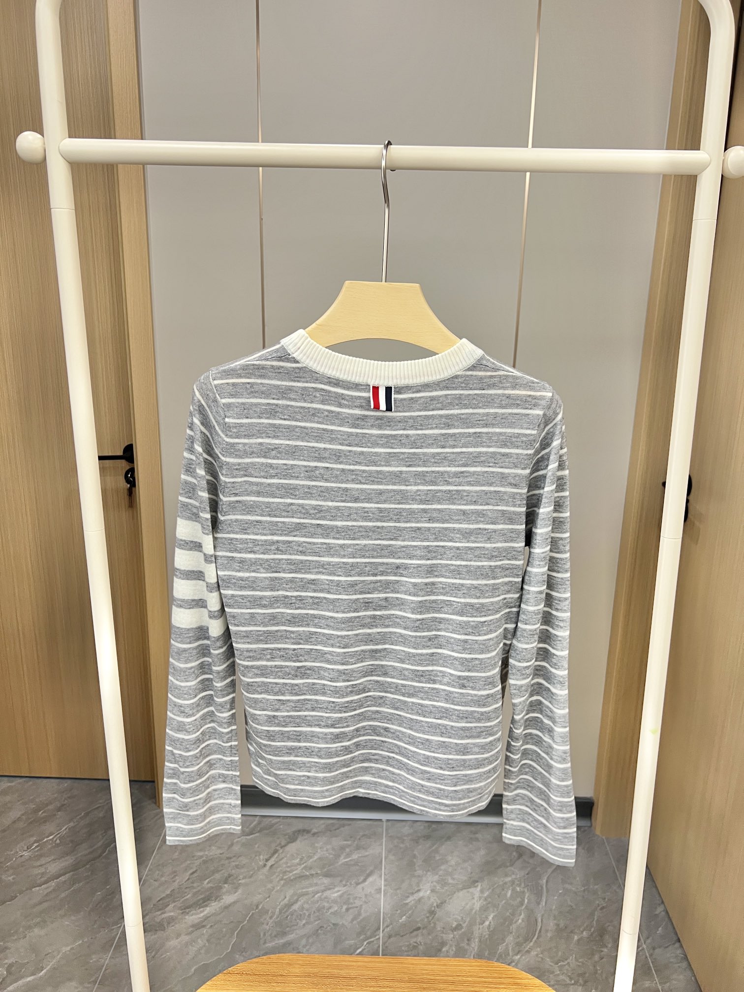 “New Packaging for P437 Women’s Suit with Classic Stripe Elements and Light Knitted Fabric” - 图片 5