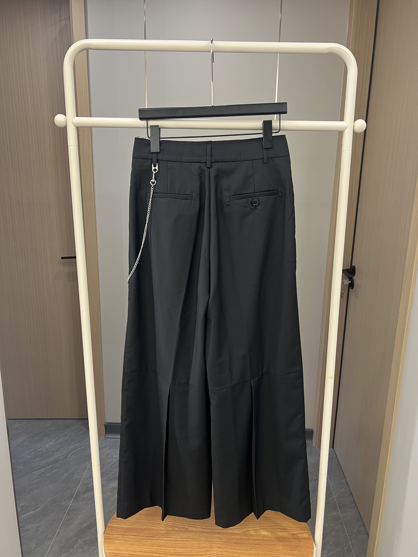 🛒加单现货‼️大王早秋系列

一眼好看的休闲西裤
采用宽松设计 随性时髦
腰部自然剪裁 搭配链条钥匙⛓️