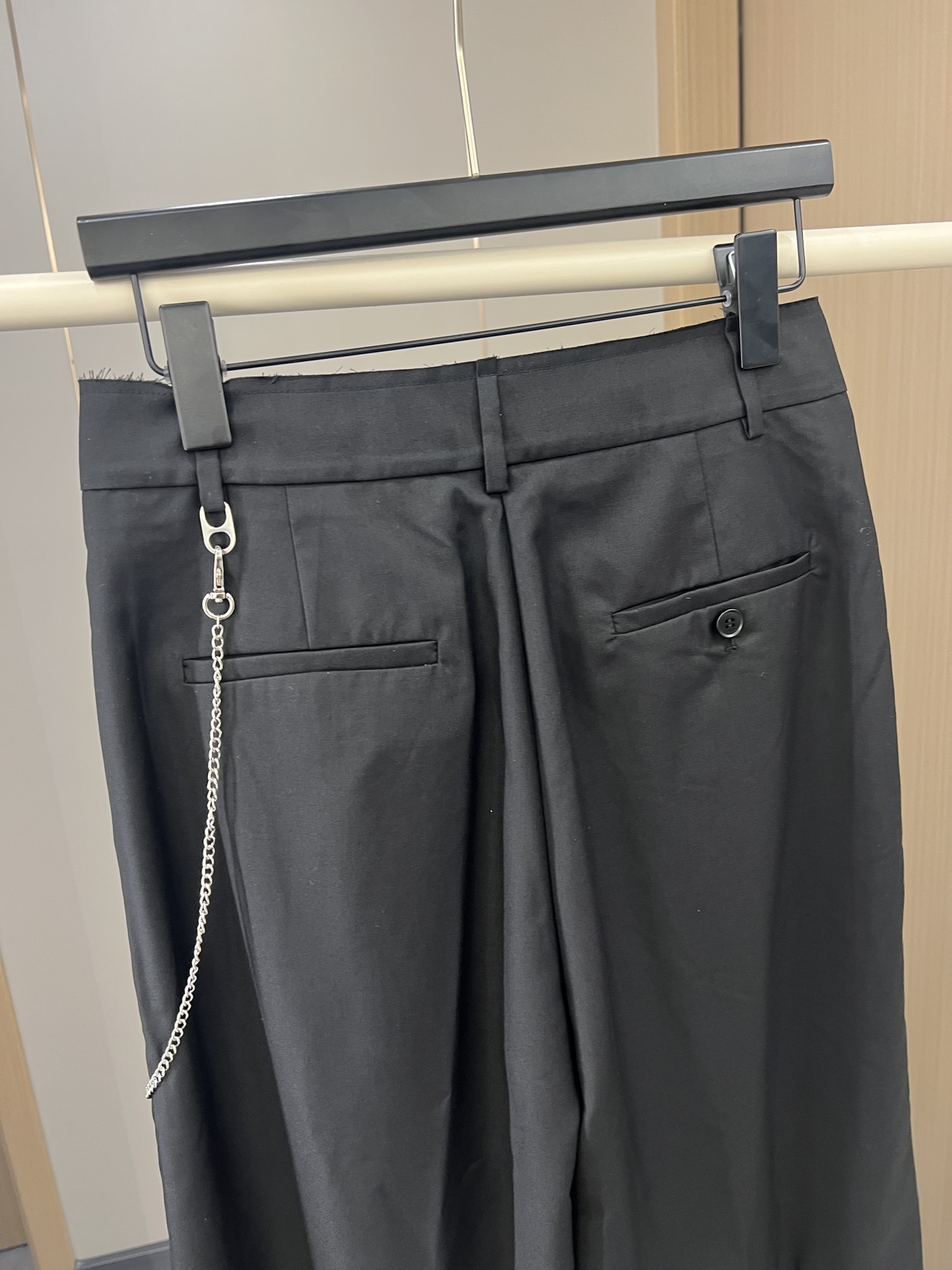 🛒加单现货‼️大王早秋系列

一眼好看的休闲西裤
采用宽松设计 随性时髦
腰部自然剪裁 搭配链条钥匙⛓️