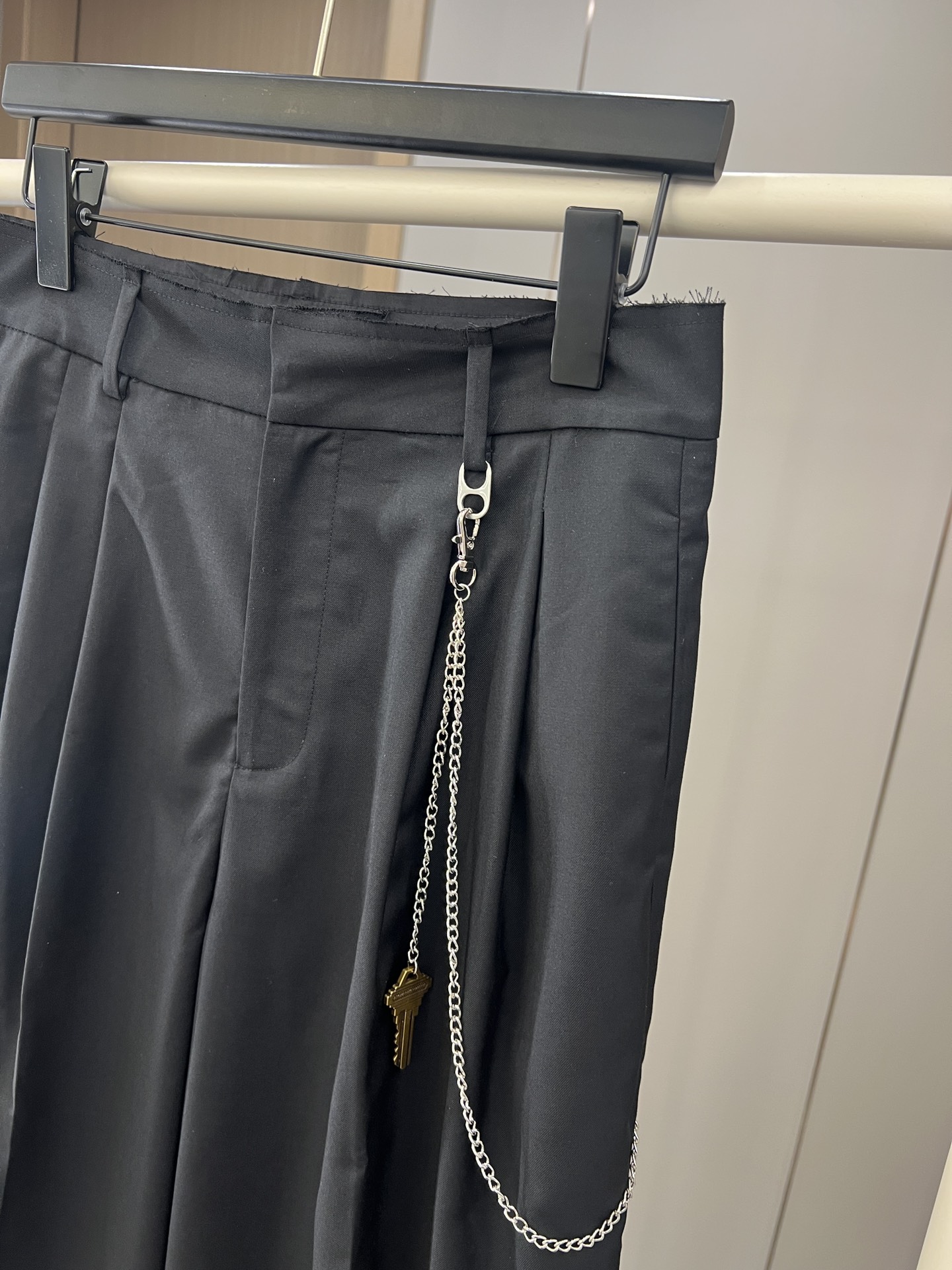 🛒加单现货‼️大王早秋系列

一眼好看的休闲西裤
采用宽松设计 随性时髦
腰部自然剪裁 搭配链条钥匙⛓️