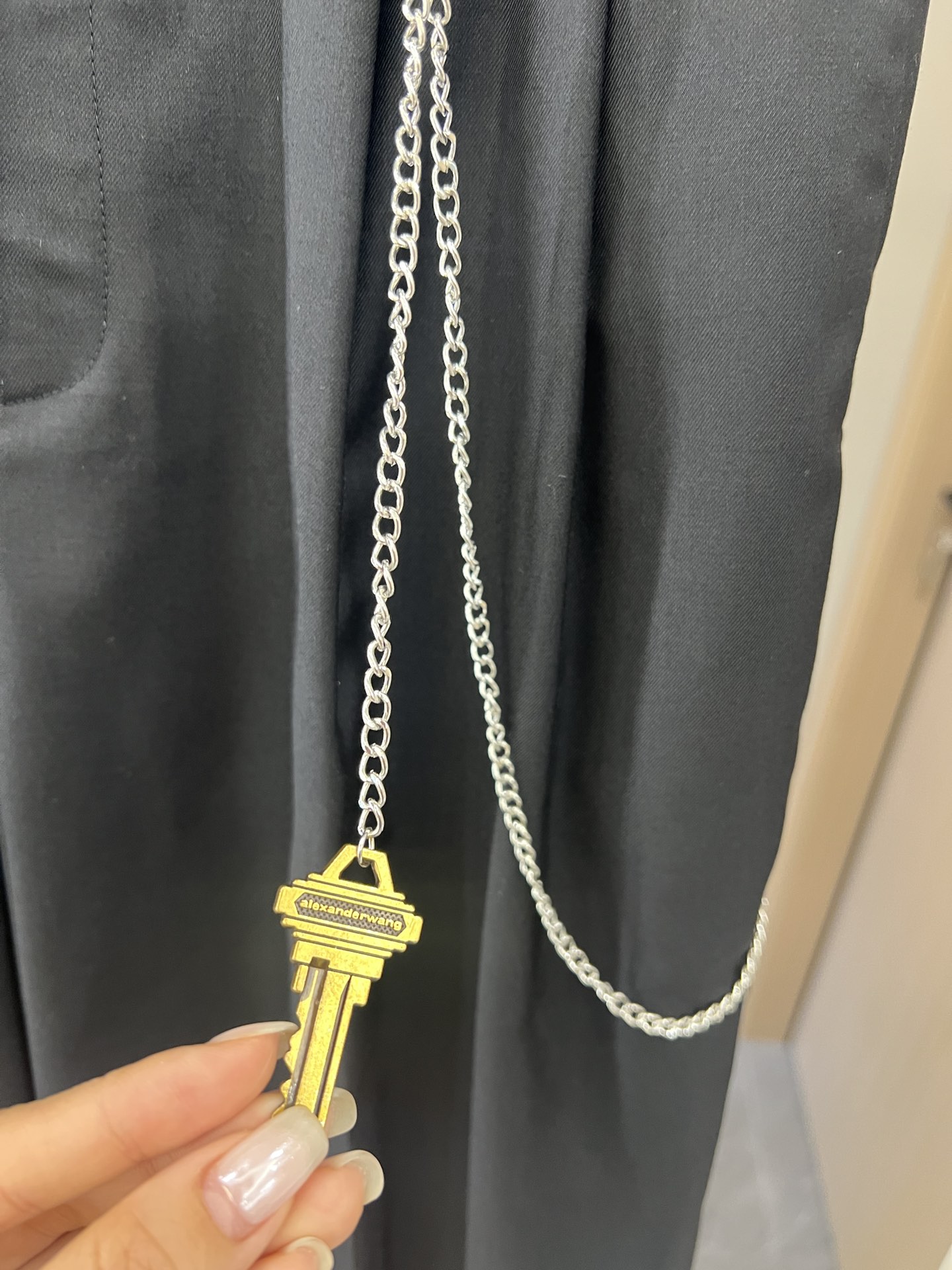 🛒加单现货‼️大王早秋系列

一眼好看的休闲西裤
采用宽松设计 随性时髦
腰部自然剪裁 搭配链条钥匙⛓️