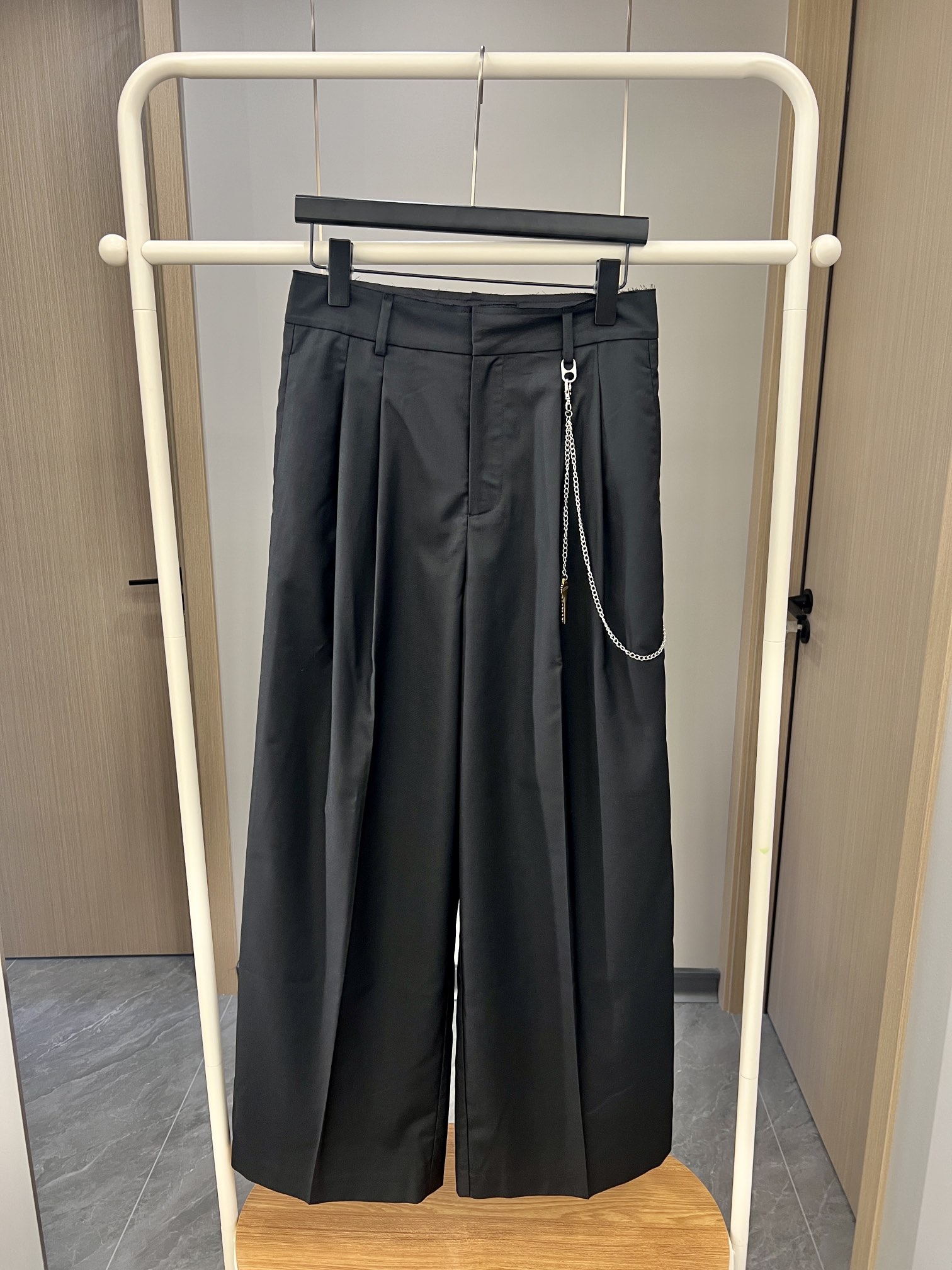 🛒加单现货‼️大王早秋系列

一眼好看的休闲西裤
采用宽松设计 随性时髦
腰部自然剪裁 搭配链条钥匙⛓️