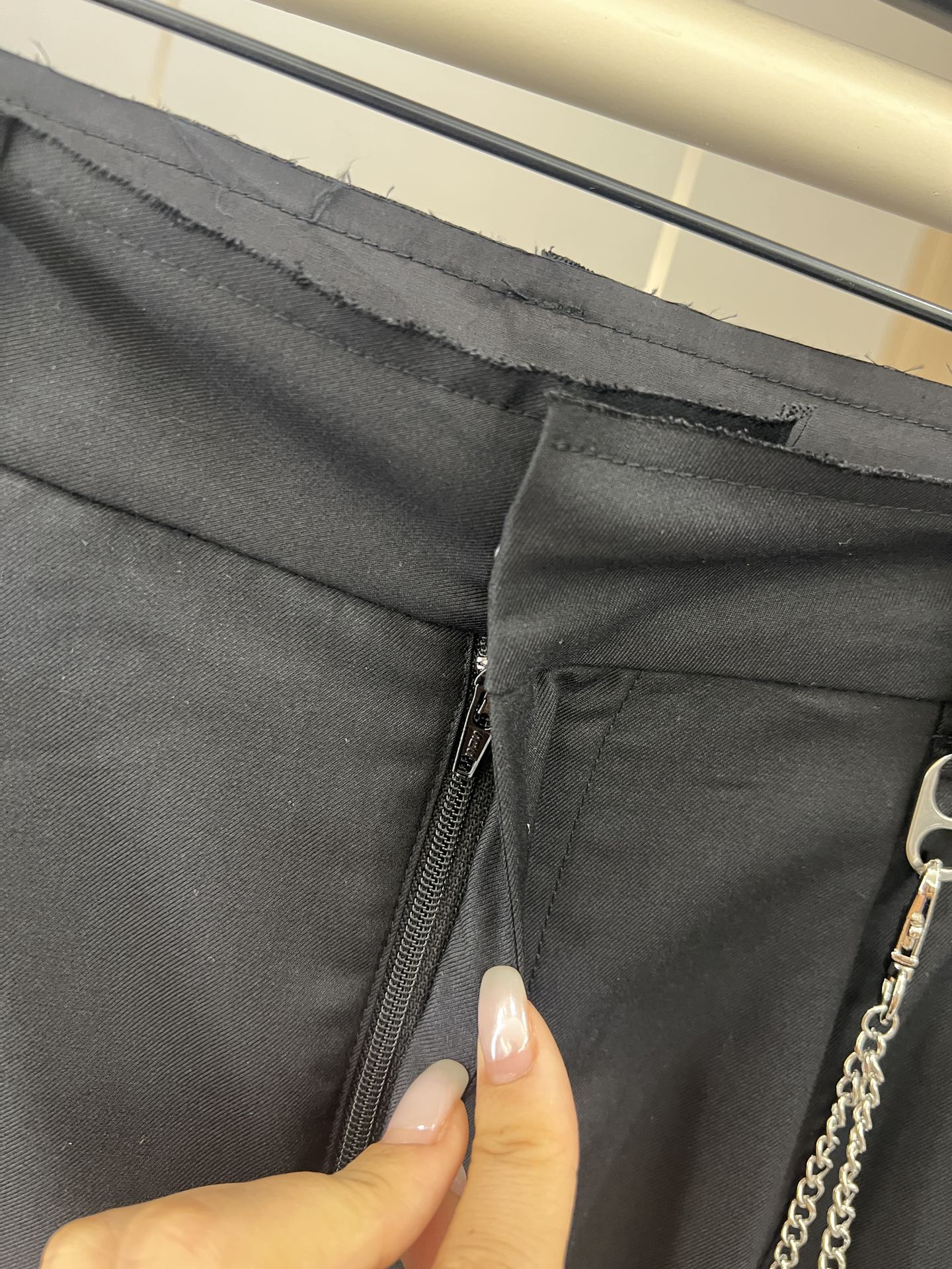 🛒加单现货‼️大王早秋系列

一眼好看的休闲西裤
采用宽松设计 随性时髦
腰部自然剪裁 搭配链条钥匙⛓️