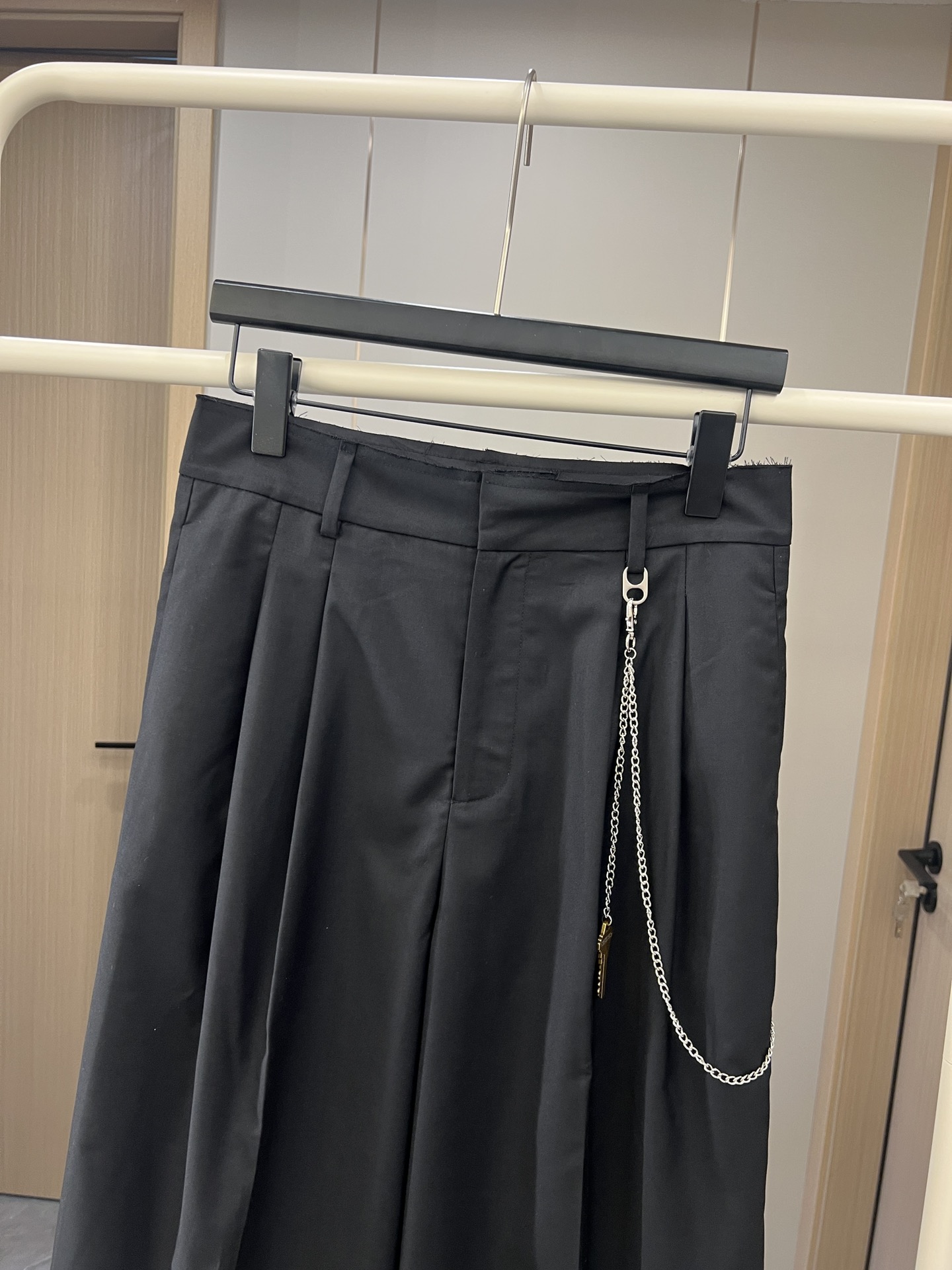 🛒加单现货‼️大王早秋系列

一眼好看的休闲西裤
采用宽松设计 随性时髦
腰部自然剪裁 搭配链条钥匙⛓️