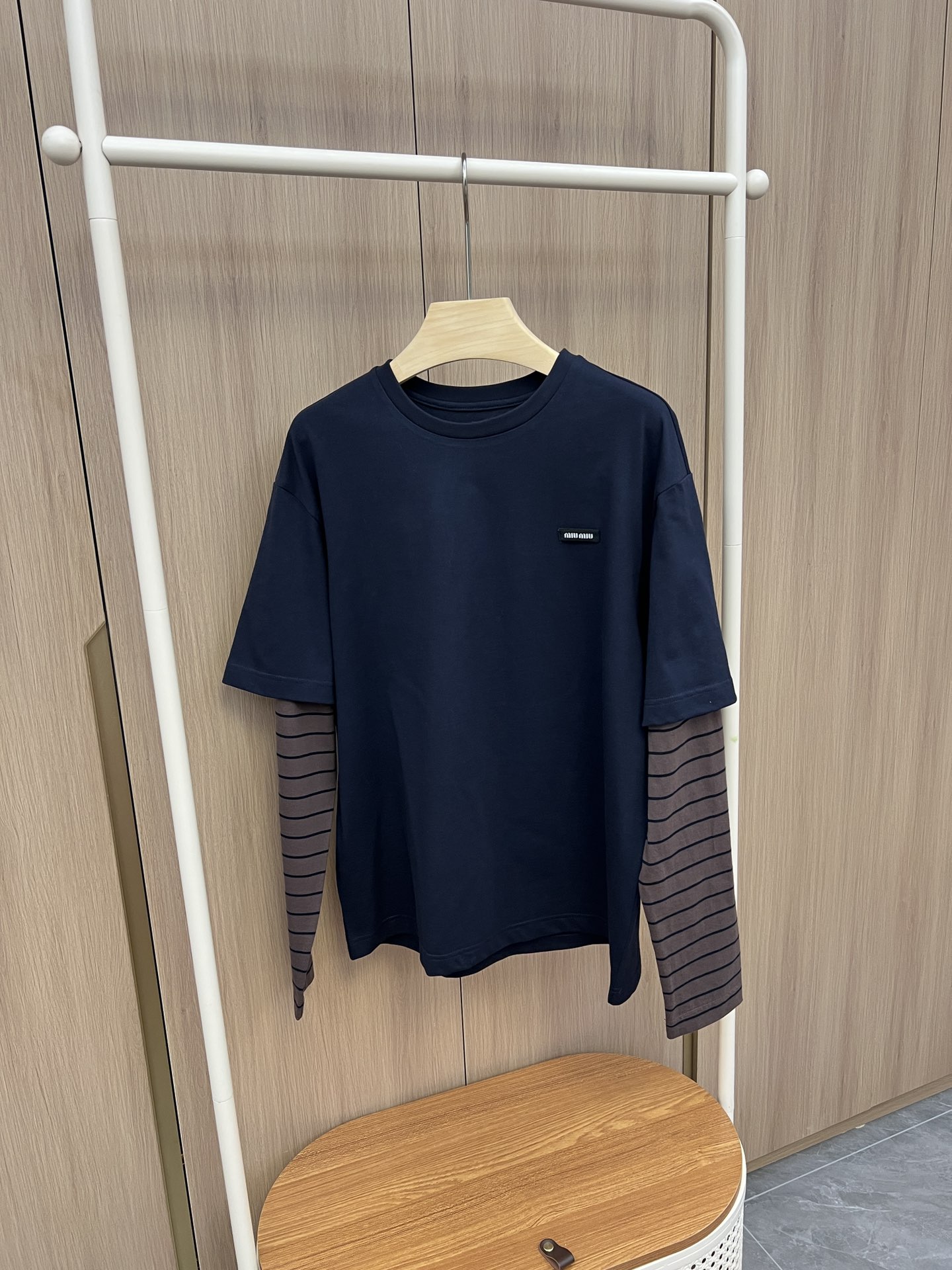 🛒现货发‼️M1u 早秋～

就真的很百搭的款式
这种T拿出来都不会过时
都是元版开发的纯棉面料🧵
非常