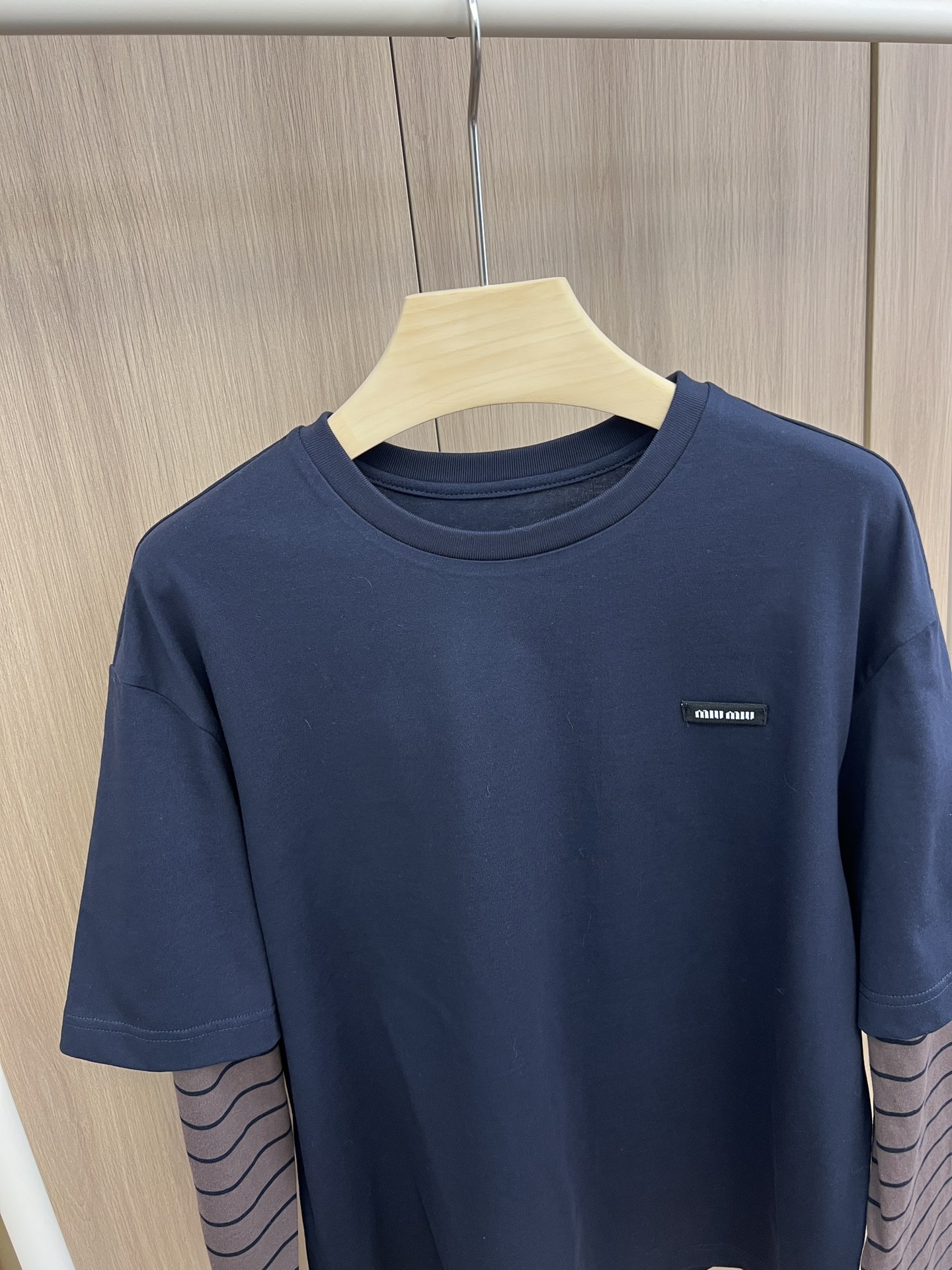 🛒现货发‼️M1u 早秋～

就真的很百搭的款式
这种T拿出来都不会过时
都是元版开发的纯棉面料🧵
非常