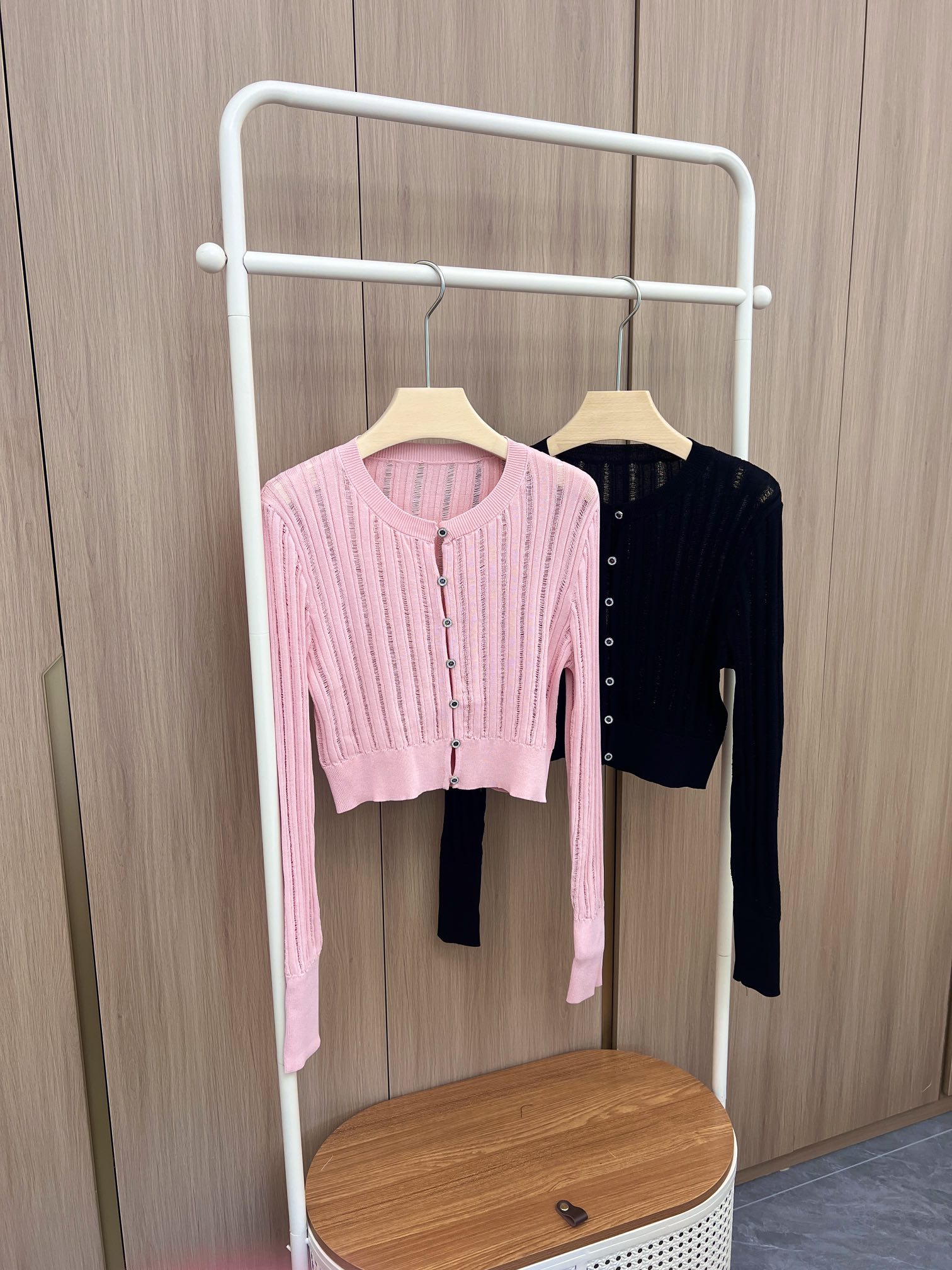 🛒现货发‼️早秋小香风开衫

超美的拉丝效果针织开衫
修身弹力的曲珠面料
水钻双C纽扣 细节精致大方
温