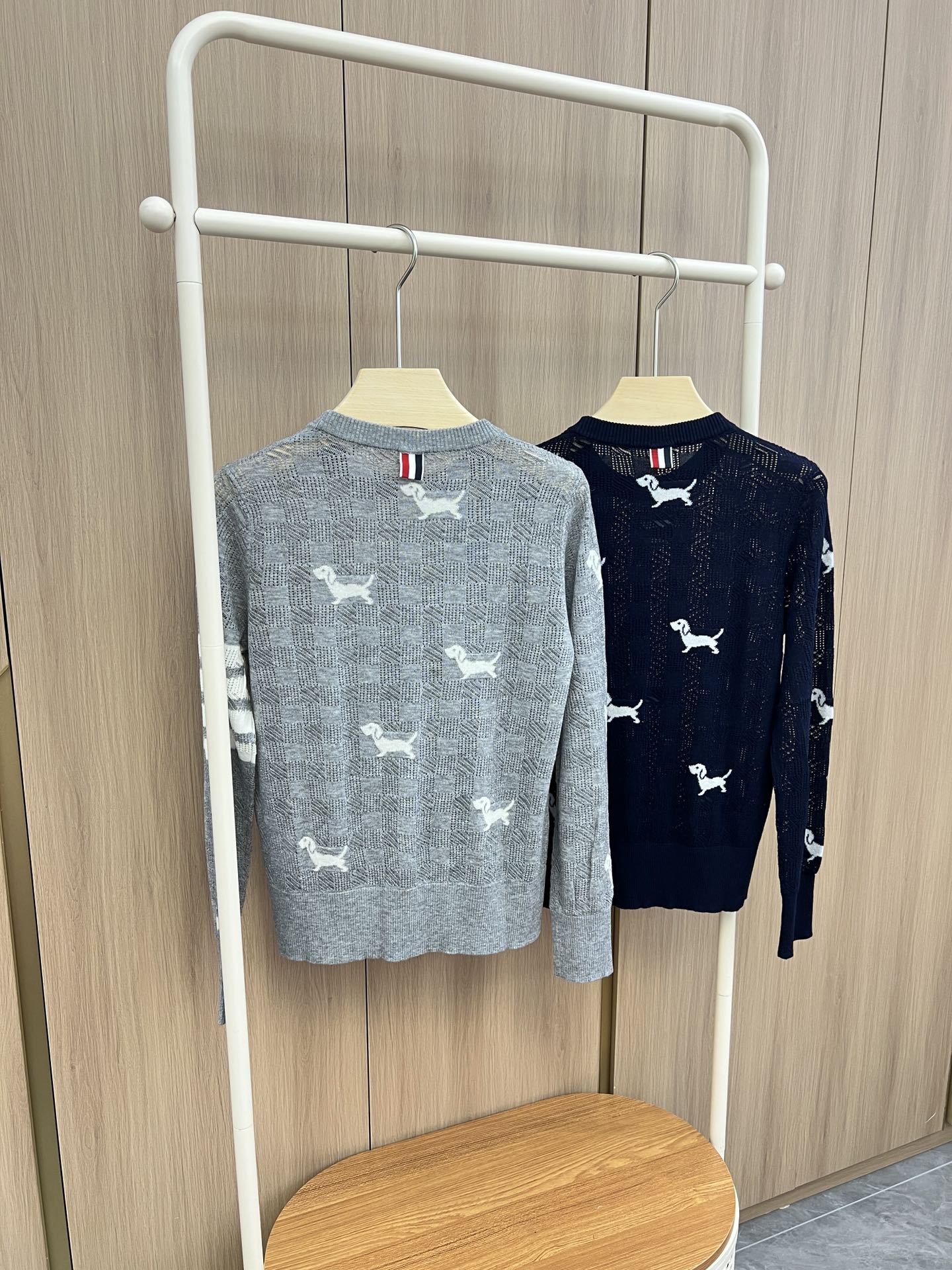 🛒新品上架‼️tb小狗🐶早秋系列

轻薄的针织款式 早秋穿搭妥妥滴 
按格纹工艺 搭配小狗图案
经典百搭