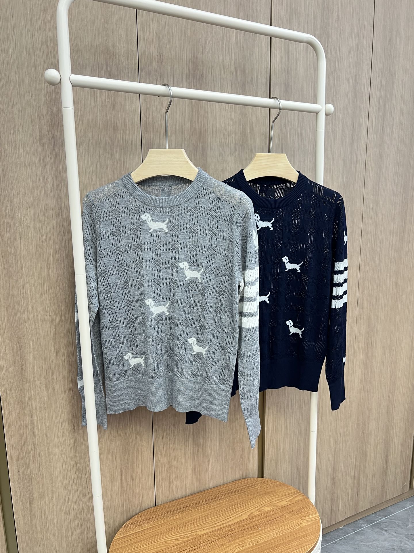 🛒新品上架‼️tb小狗🐶早秋系列

轻薄的针织款式 早秋穿搭妥妥滴 
按格纹工艺 搭配小狗图案
经典百搭