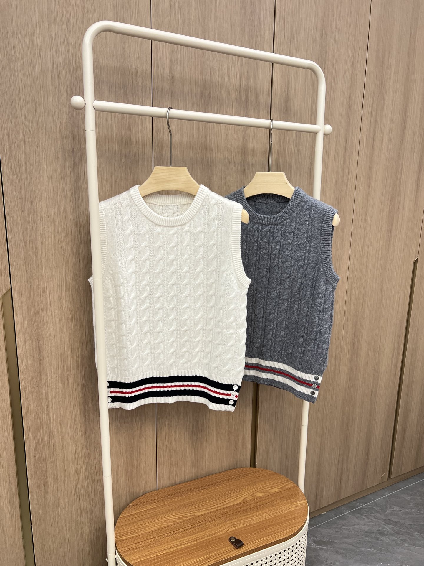 🛒新品上架‼️TB 早秋系列

经典马海毛针织背心
越简单越高级
随便搭配裤子裙子都好看
毛绒感很好 单