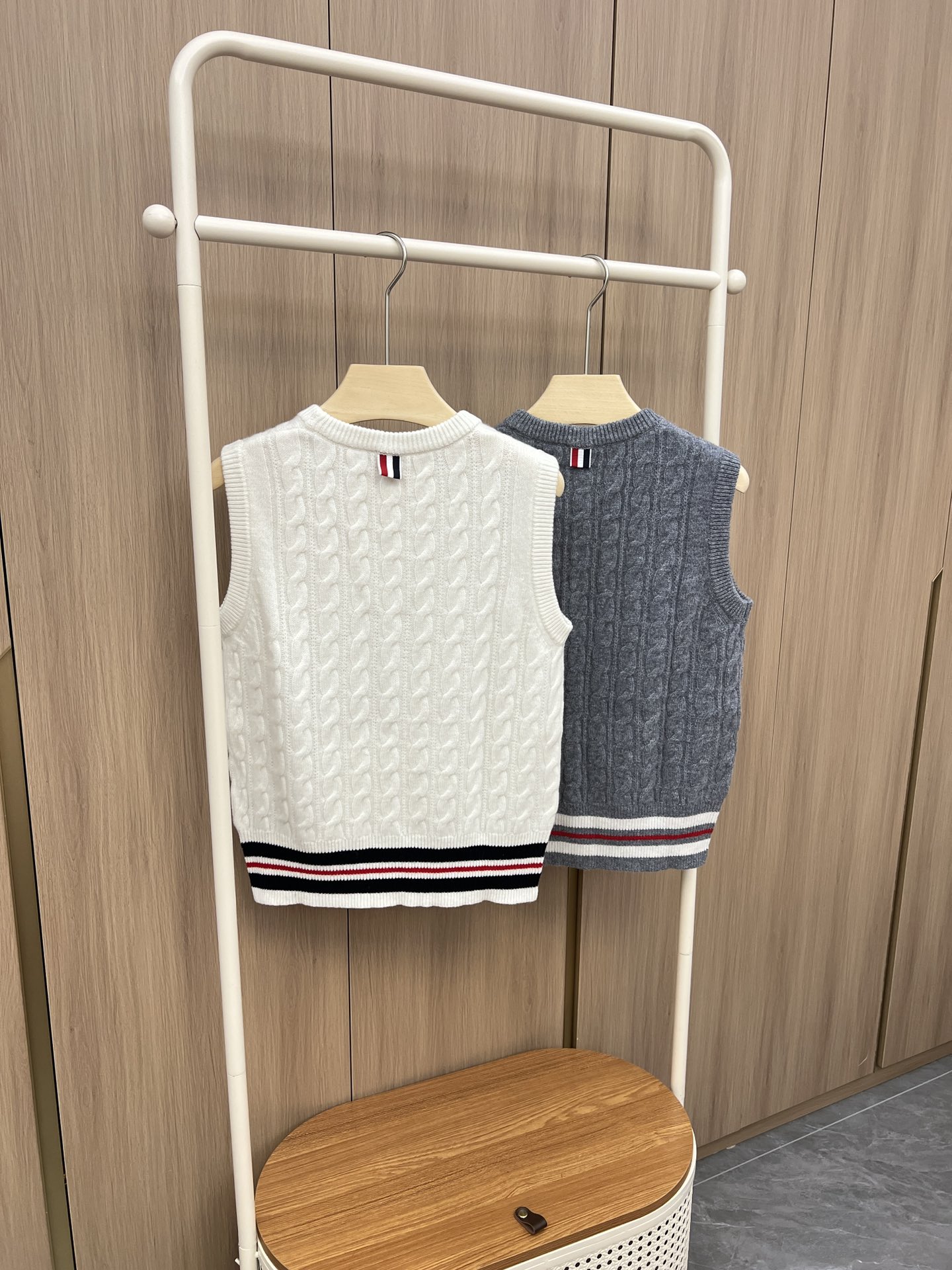 🛒新品上架‼️TB 早秋系列

经典马海毛针织背心
越简单越高级
随便搭配裤子裙子都好看
毛绒感很好 单