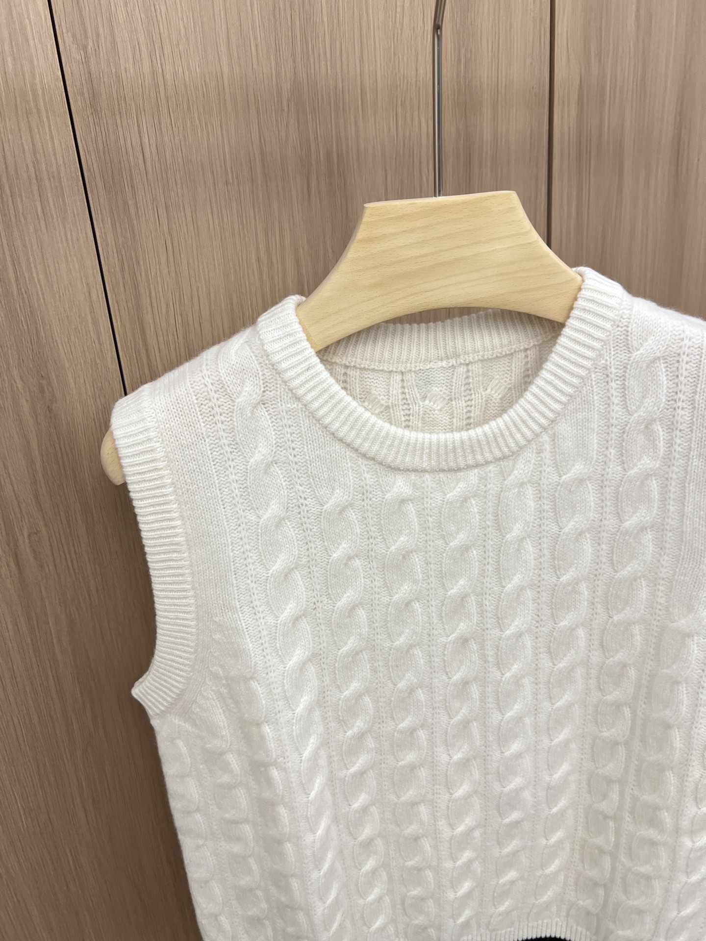 “Classic Women’s Suit with Horse Hair Knitting Vest in White/Grey – New Packaging” - 图片 2
