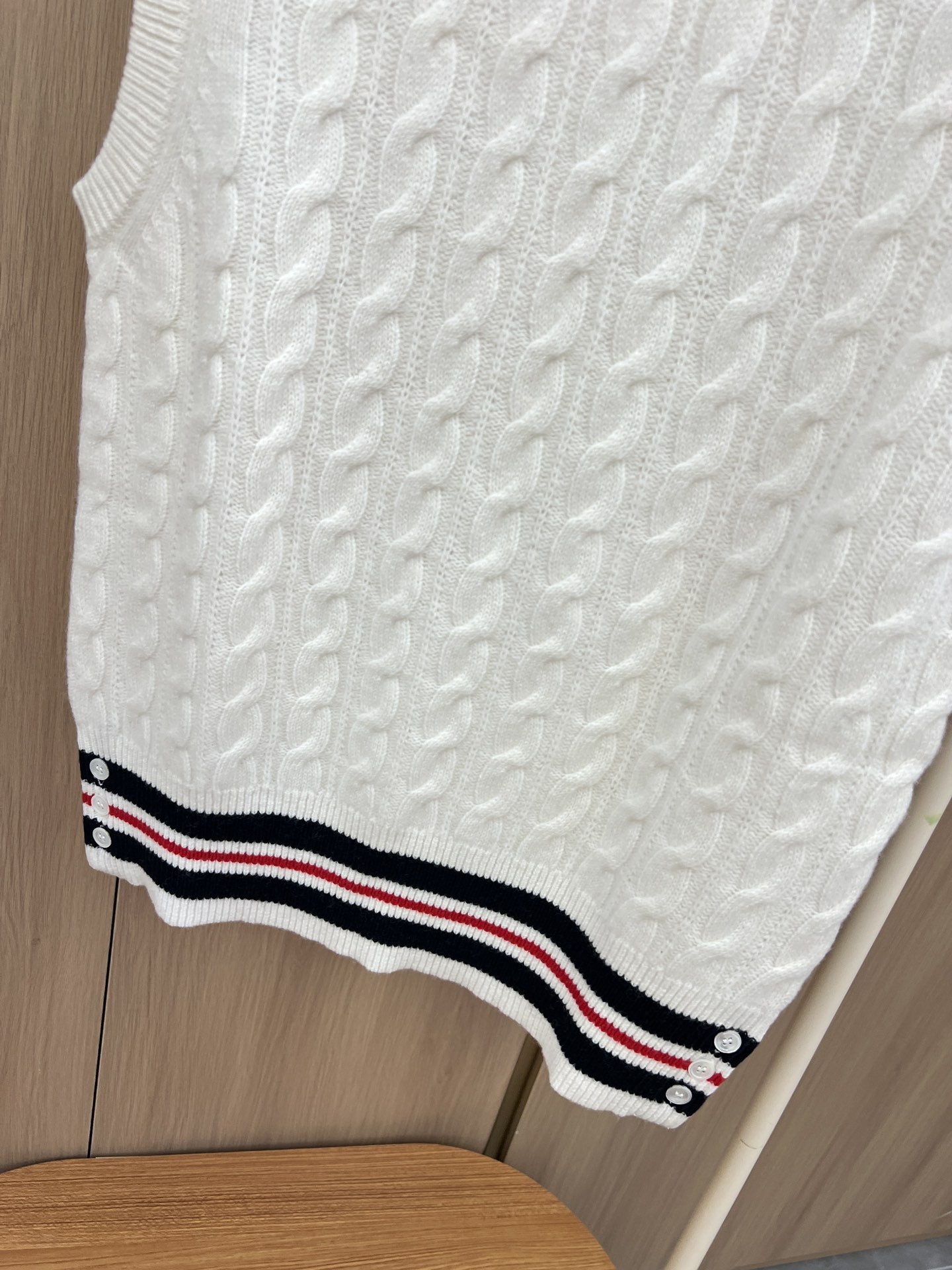 “Classic Women’s Suit with Horse Hair Knitting Vest in White/Grey – New Packaging” - 图片 4