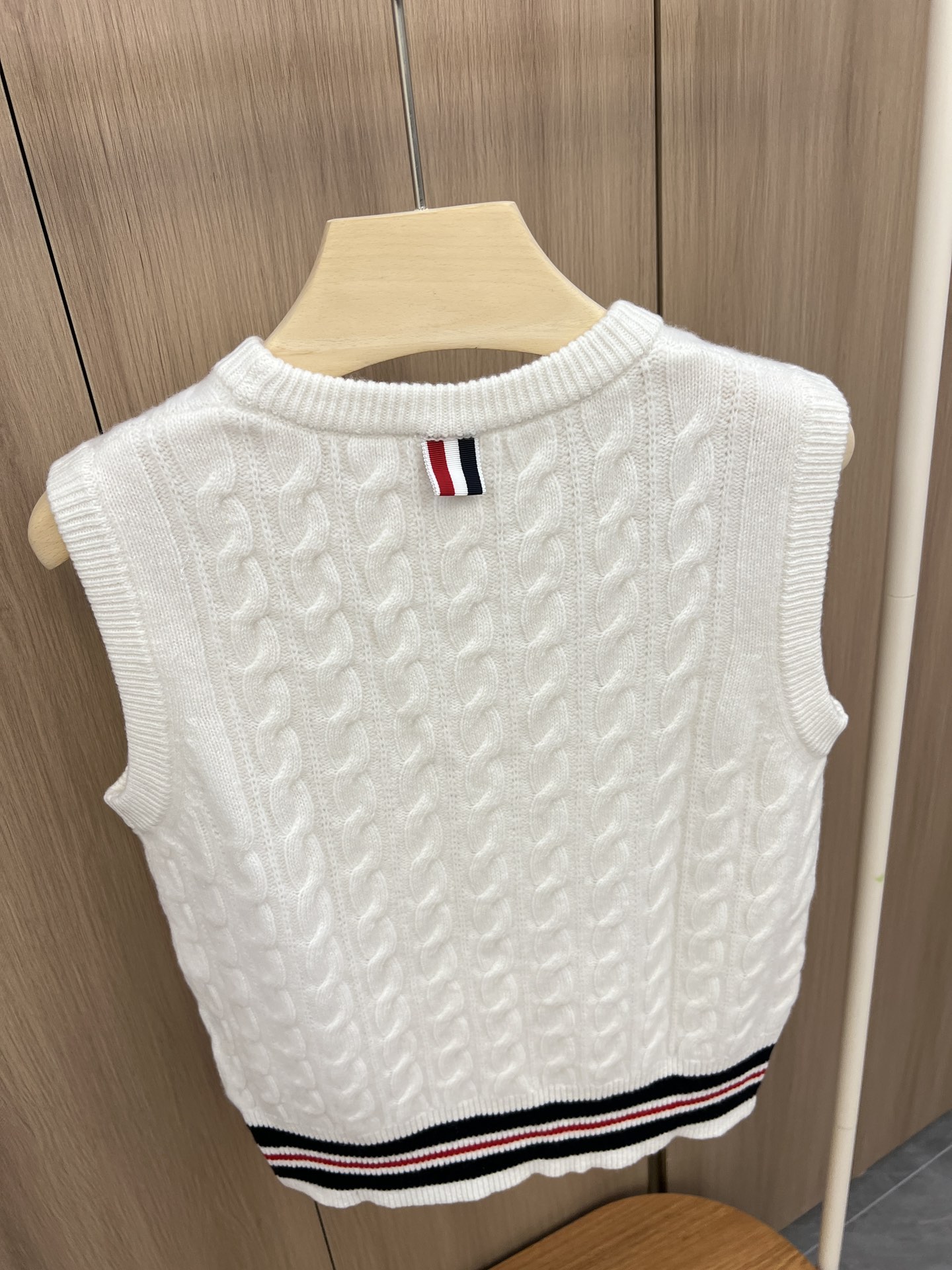“Classic Women’s Suit with Horse Hair Knitting Vest in White/Grey – New Packaging” - 图片 8