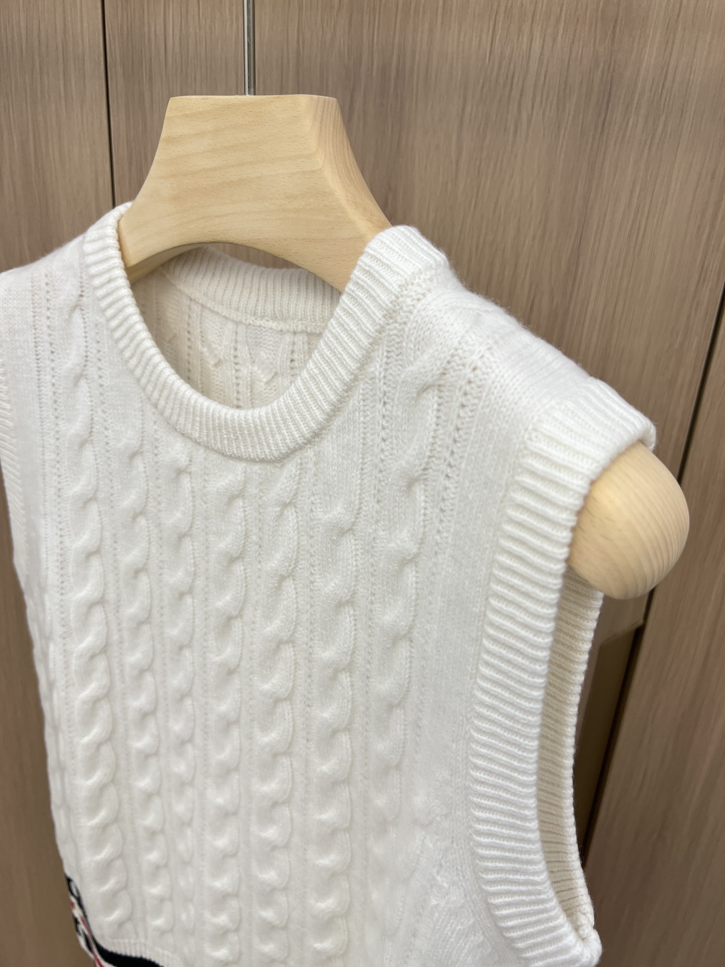 “Classic Women’s Suit with Horse Hair Knitting Vest in White/Grey – New Packaging” - 图片 3