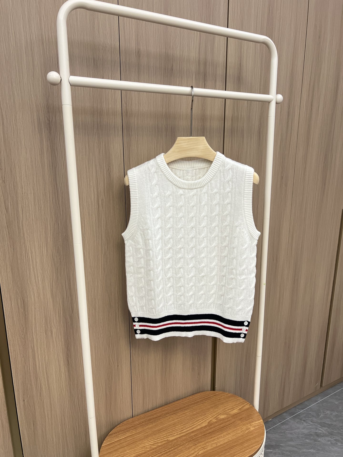 “Classic Women’s Suit with Horse Hair Knitting Vest in White/Grey – New Packaging” - 图片 1