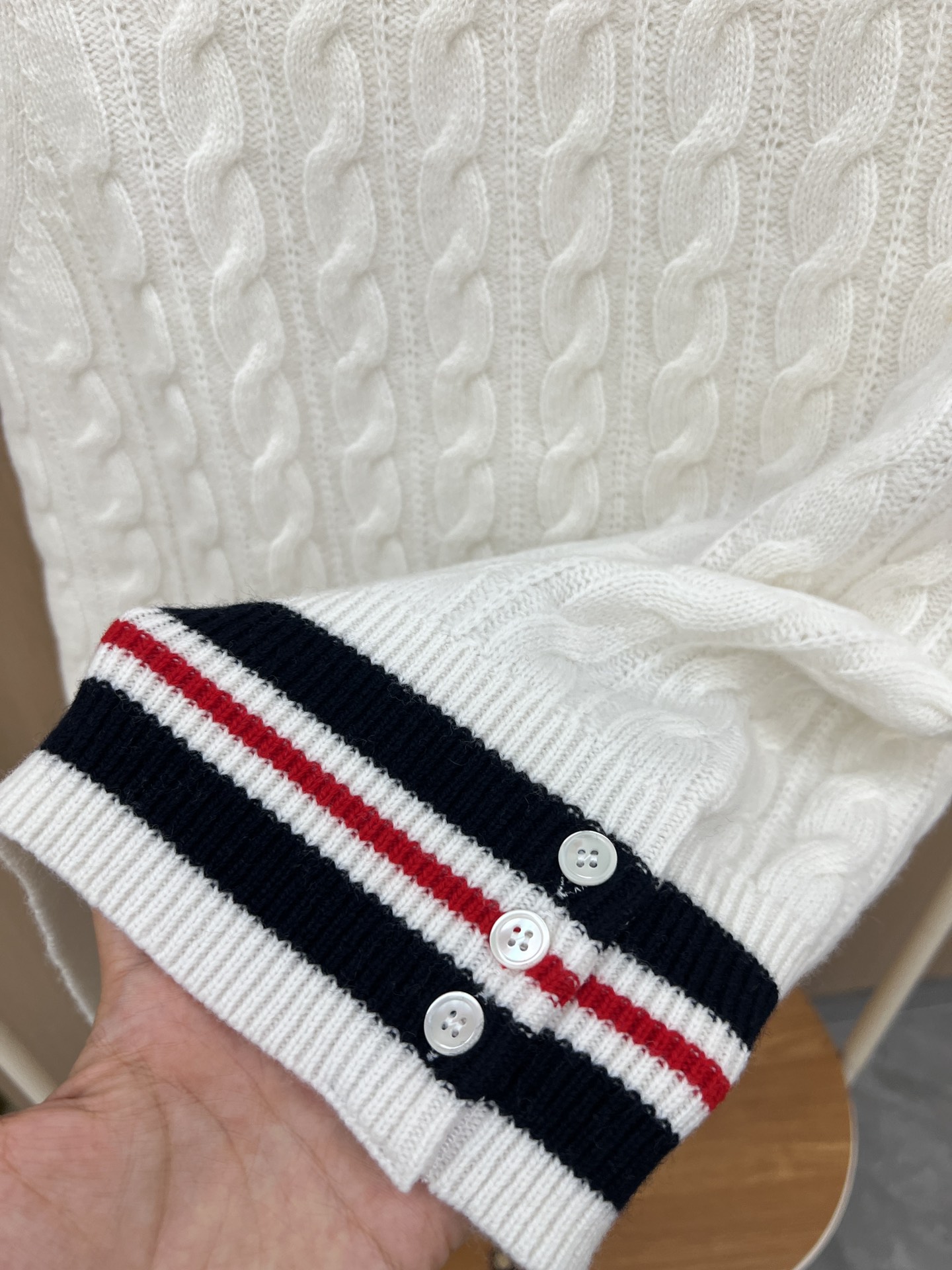 “Classic Women’s Suit with Horse Hair Knitting Vest in White/Grey – New Packaging” - 图片 5