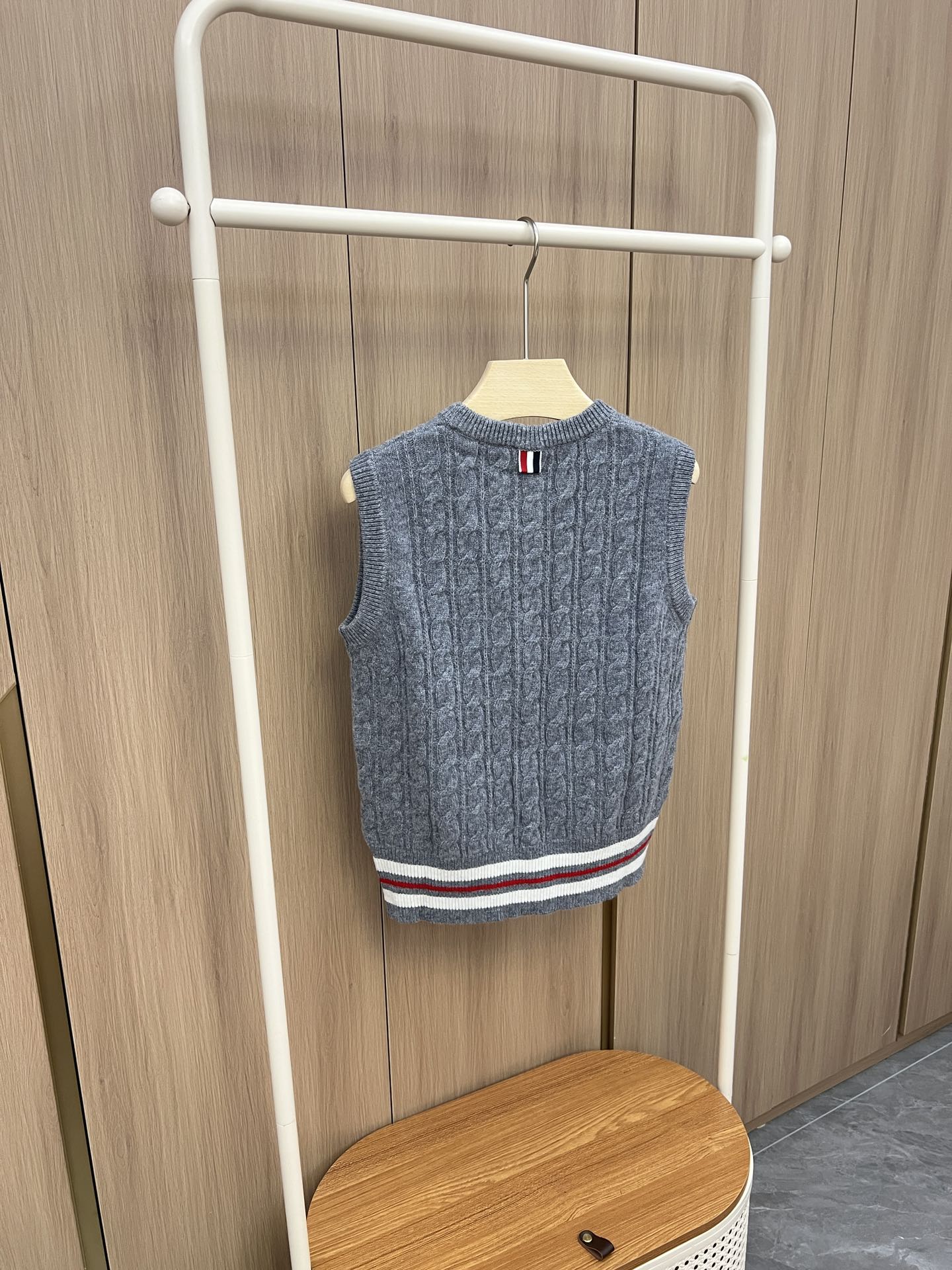 “Classic Women’s Suit with Horse Hair Knit Vest in Gray and White” - 图片 7