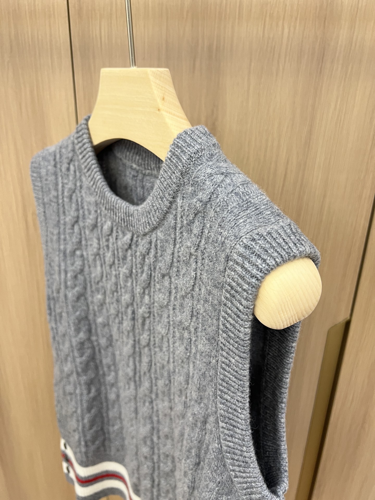 “Classic Women’s Suit with Horse Hair Knit Vest in Gray and White” - 图片 3
