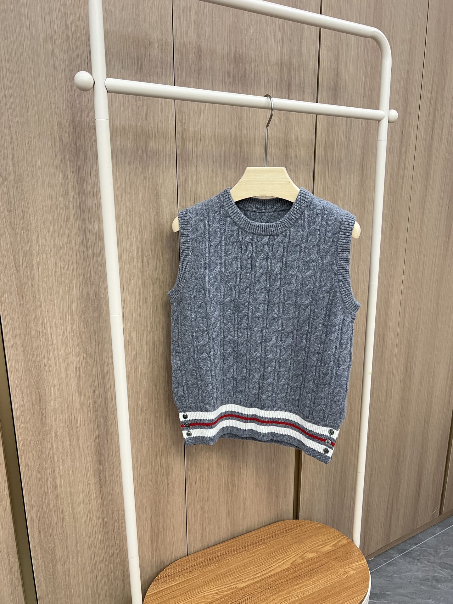 “Classic Women’s Suit with Horse Hair Knit Vest in Gray and White” - 图片 1