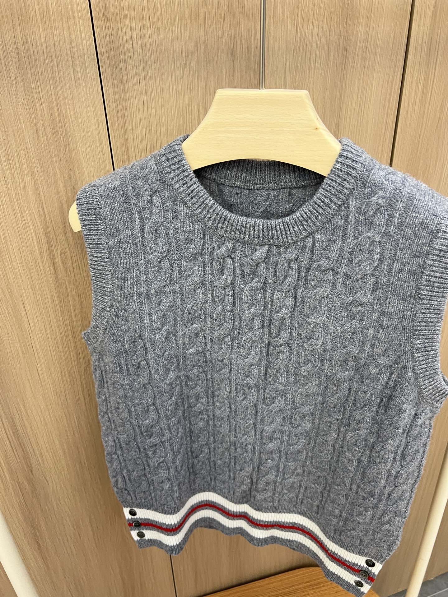 “Classic Women’s Suit with Horse Hair Knit Vest in Gray and White” - 图片 2