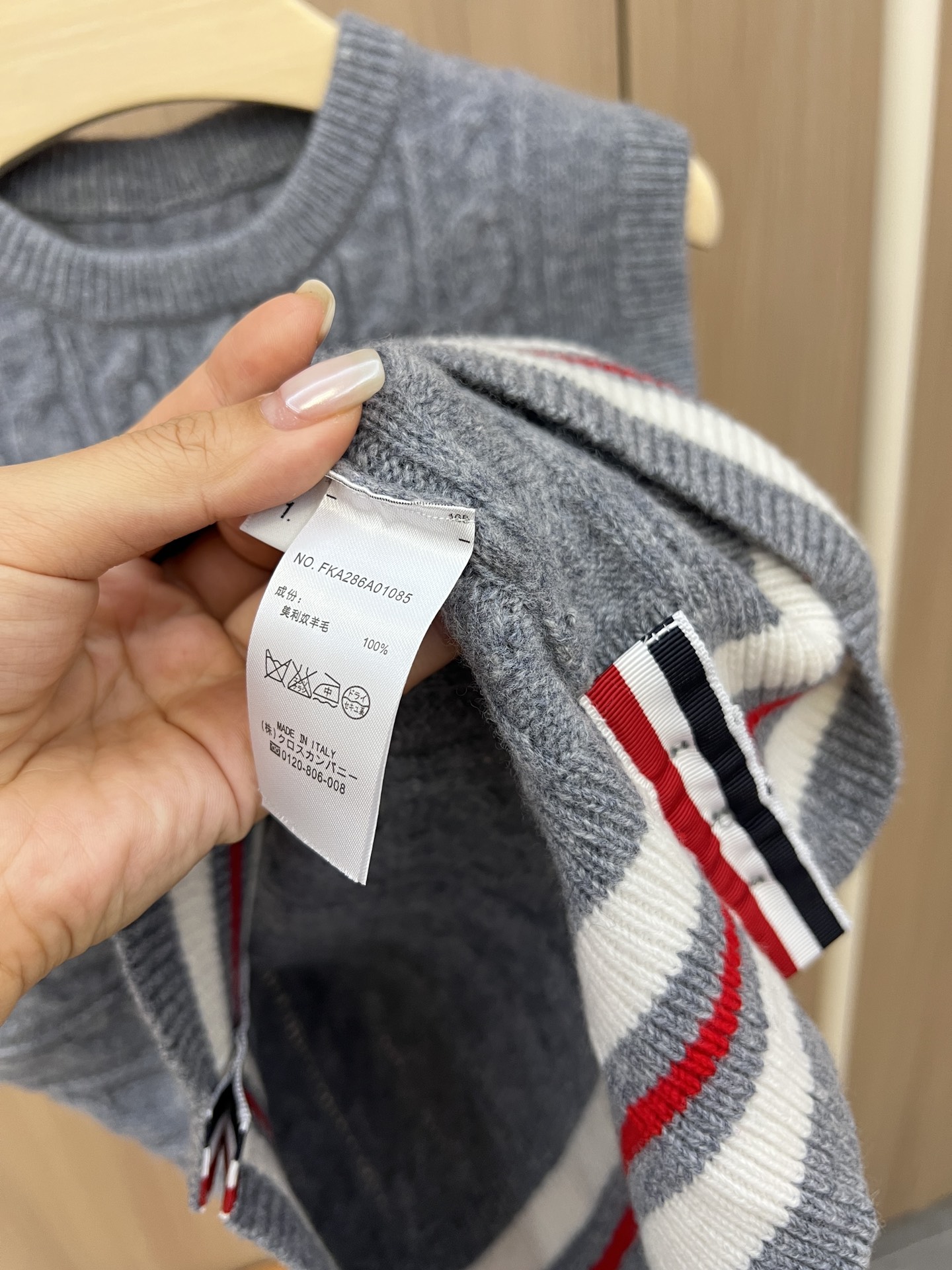 “Classic Women’s Suit with Horse Hair Knit Vest in Gray and White” - 图片 6