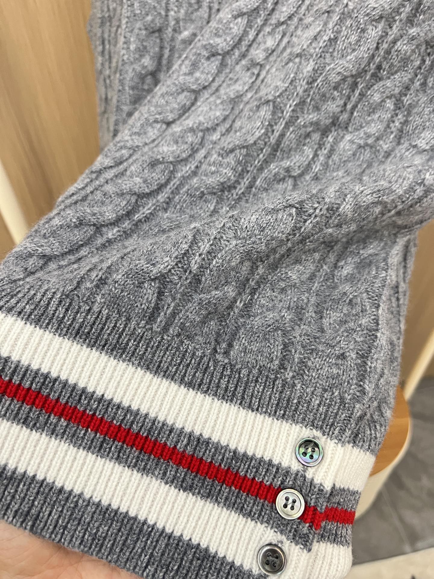 “Classic Women’s Suit with Horse Hair Knit Vest in Gray and White” - 图片 5