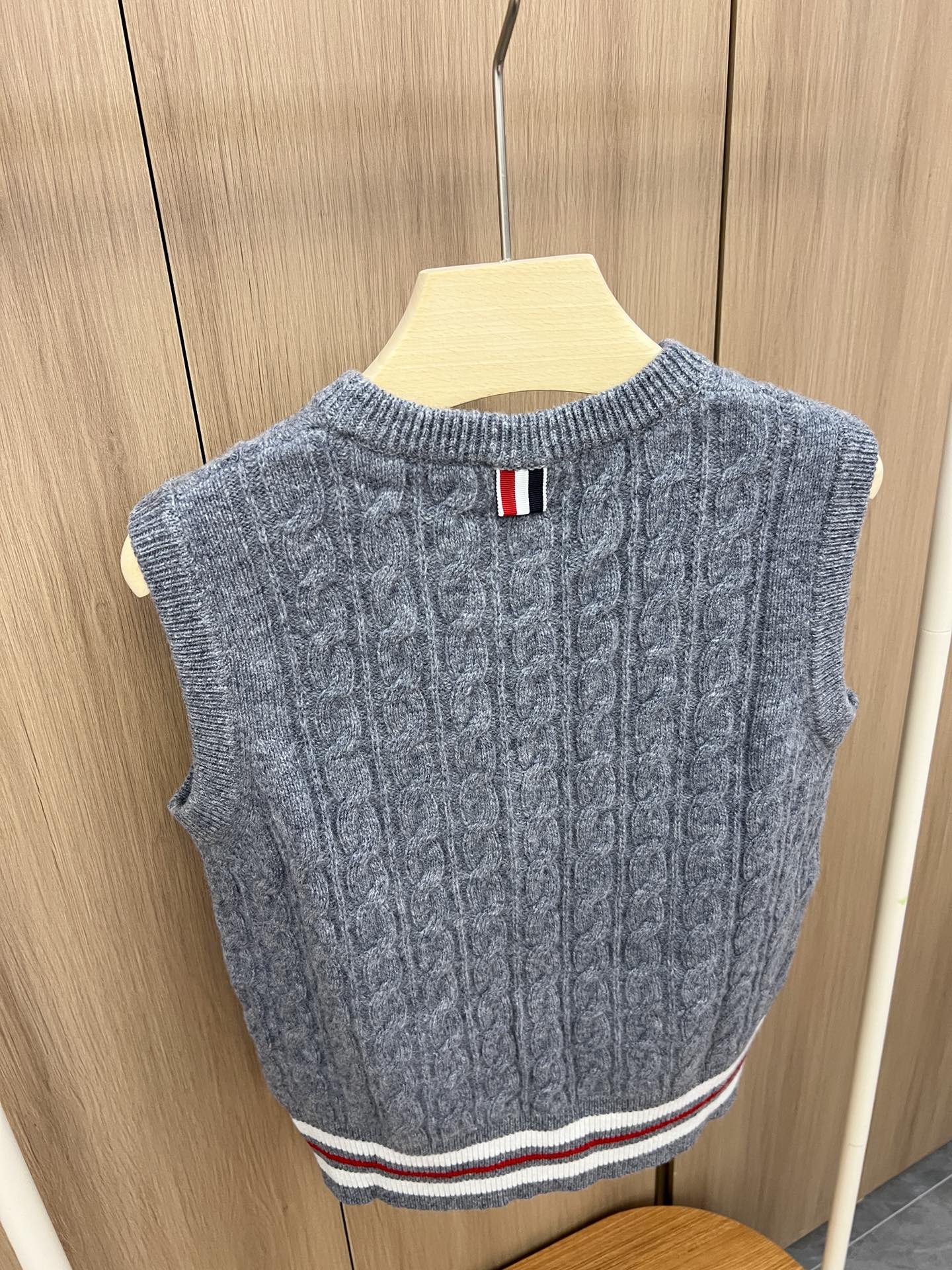 “Classic Women’s Suit with Horse Hair Knit Vest in Gray and White” - 图片 8