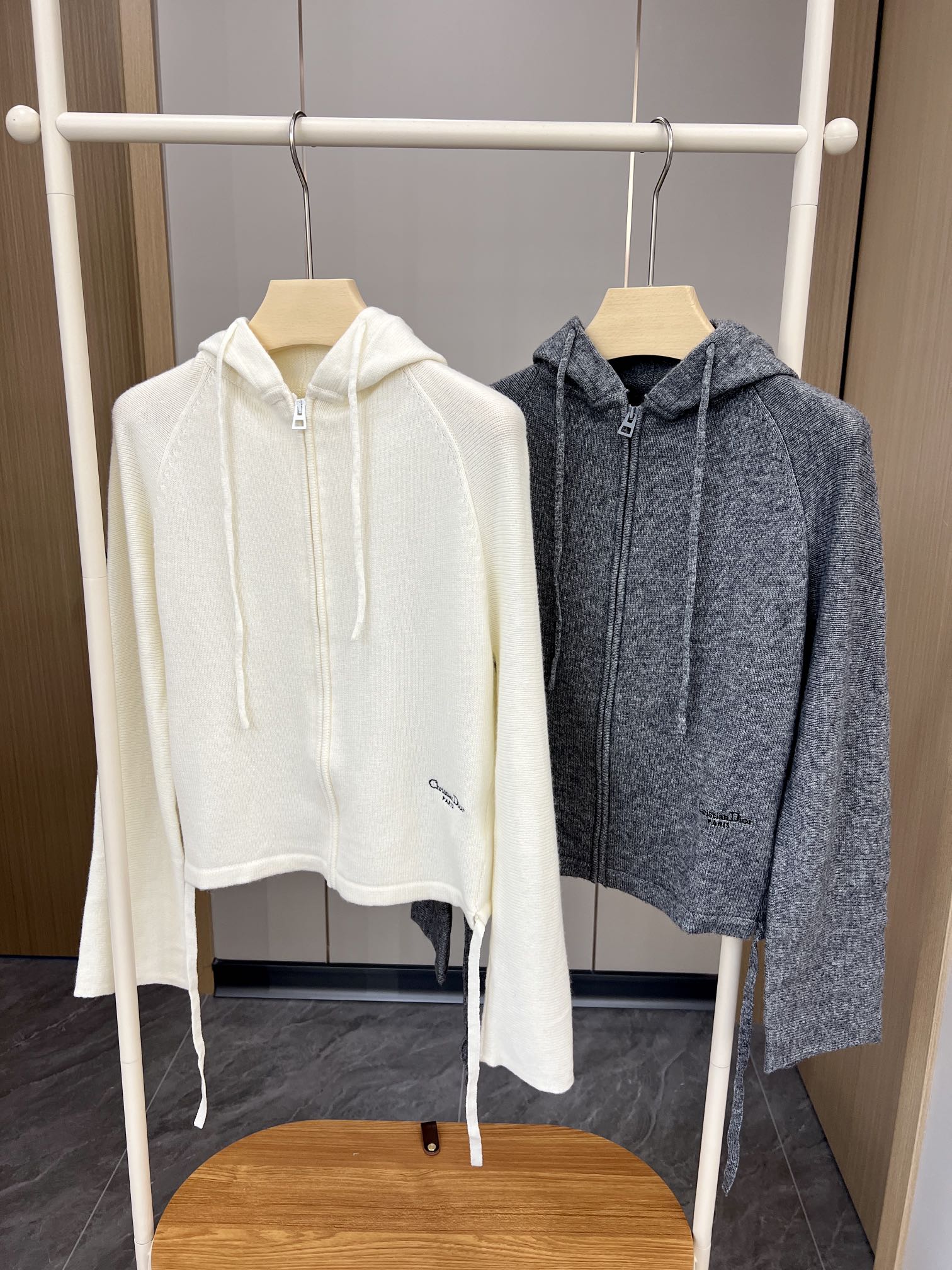 🛒新品上架‼️D家早秋系列

越简洁越高级
休闲的连帽针织毛衣开衫
定位刺绣字母
宽松版型 还有抽绳设计