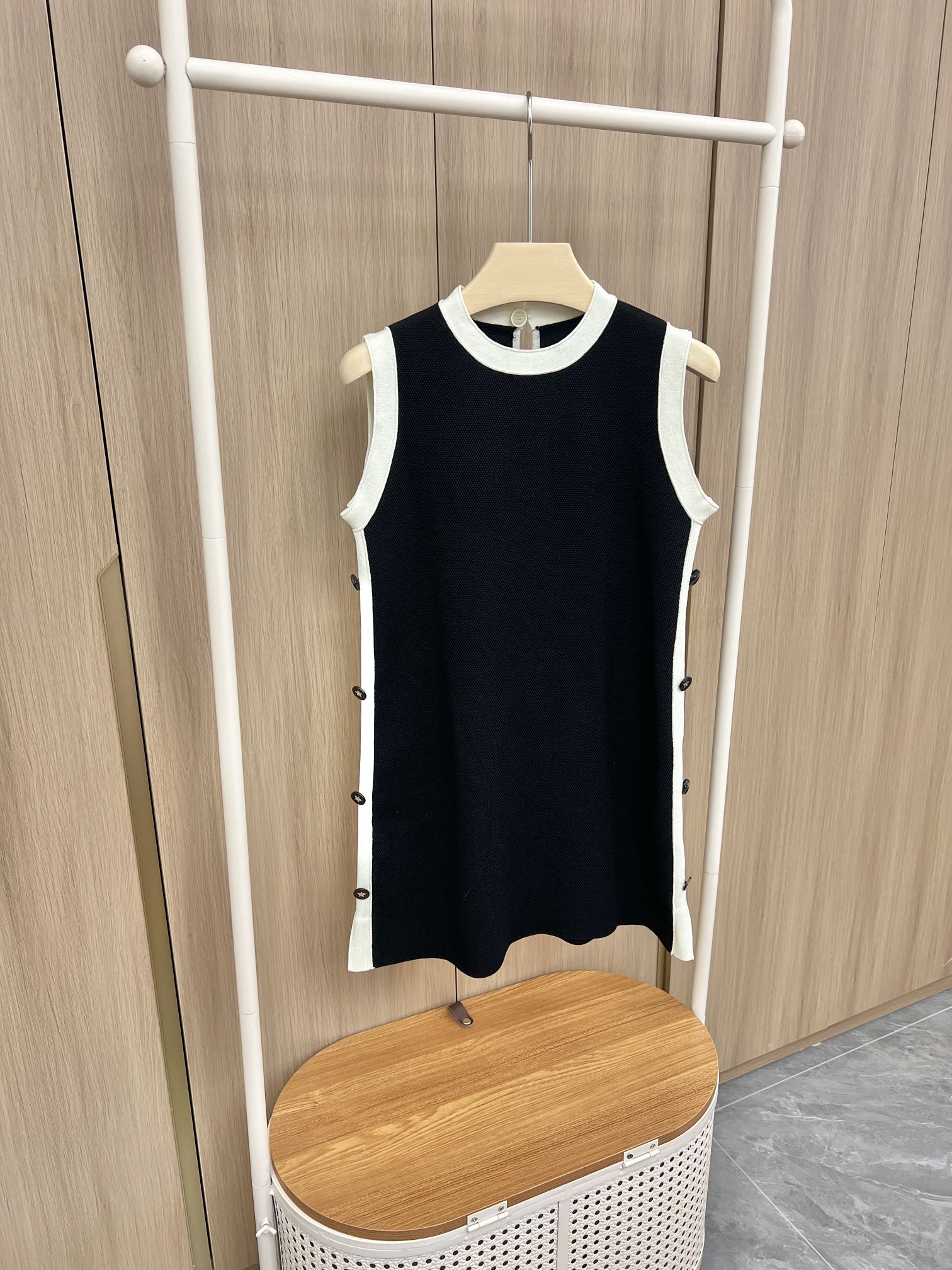 🛒新品上架‼️Di*r 早秋系列

经典的黑白撞色款式
之前的爆款版型 今年采用科技针织面料
非常有立体