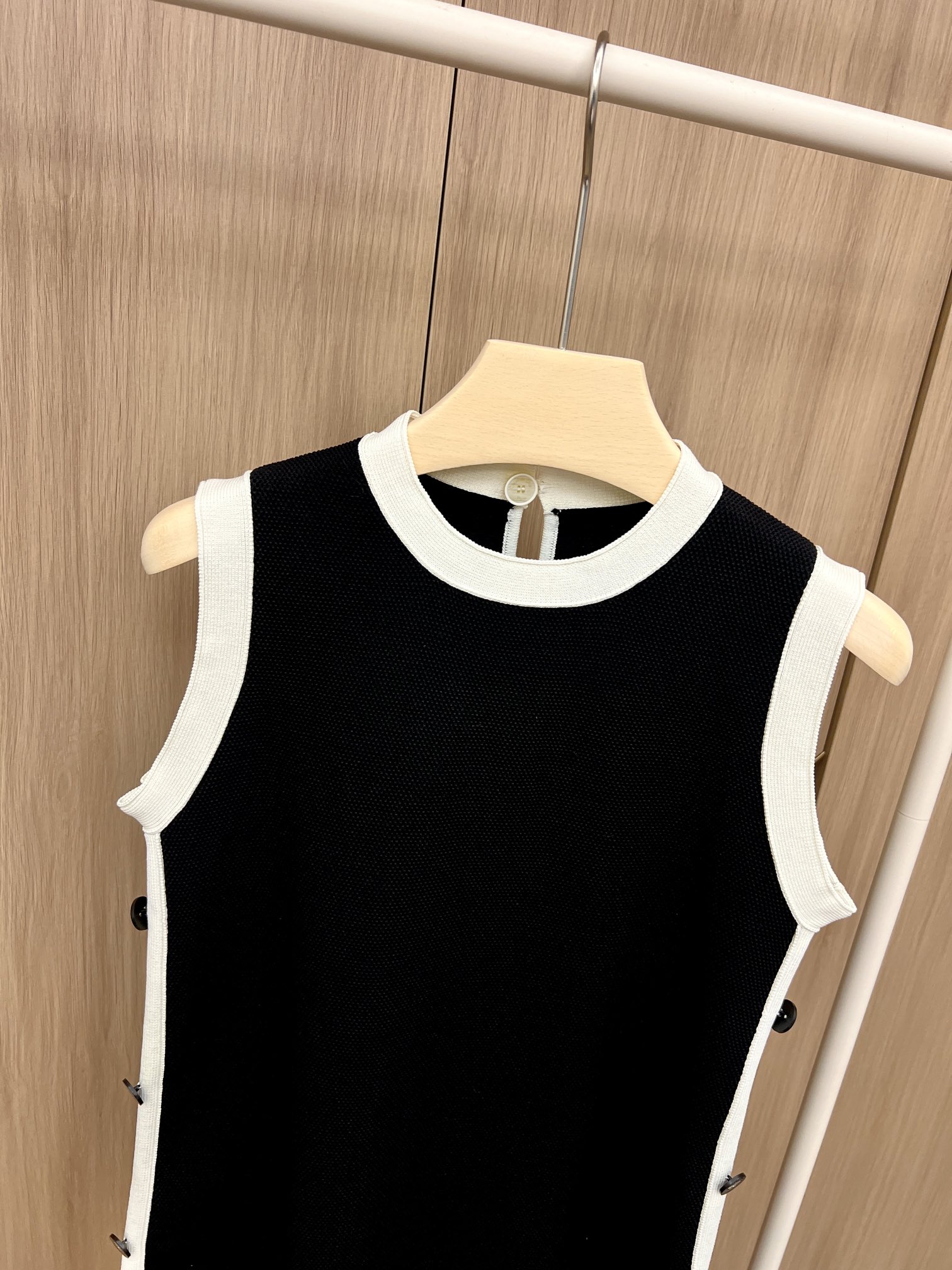 🛒新品上架‼️Di*r 早秋系列

经典的黑白撞色款式
之前的爆款版型 今年采用科技针织面料
非常有立体