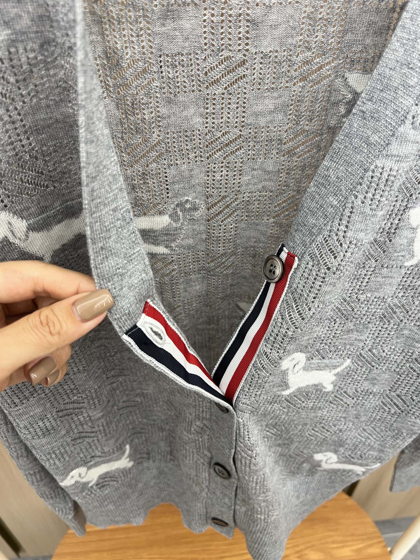 “New Packaging Original Women’s Suit with Light Knitting and Classic V-Shirt Design” - 图片 6