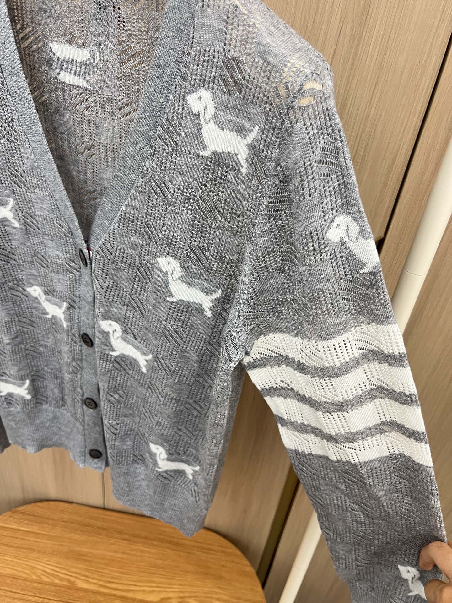 “New Packaging Original Women’s Suit with Light Knitting and Classic V-Shirt Design” - 图片 4