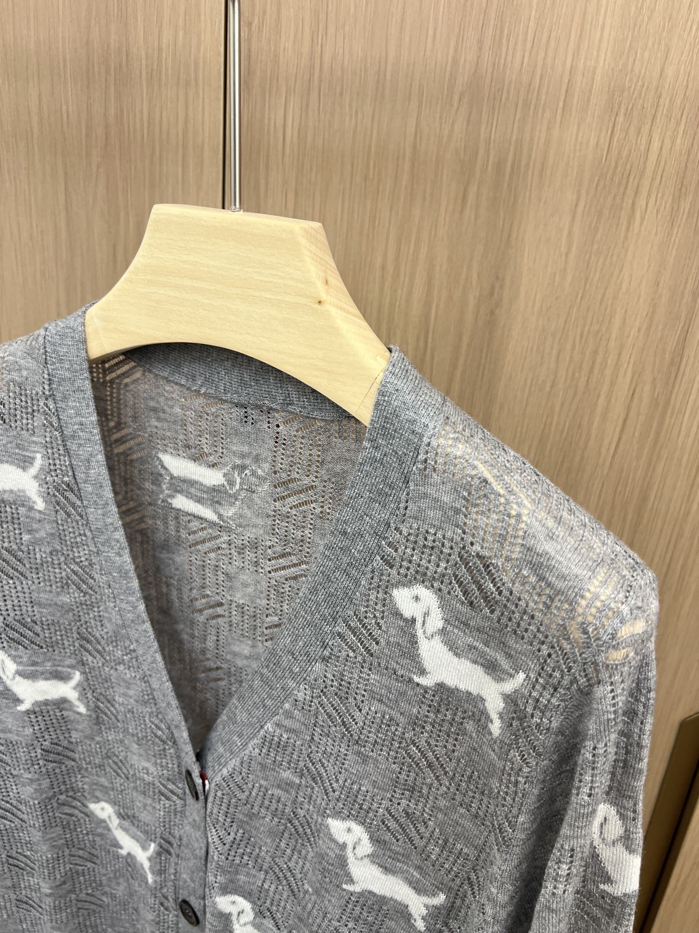 “New Packaging Original Women’s Suit with Light Knitting and Classic V-Shirt Design” - 图片 3