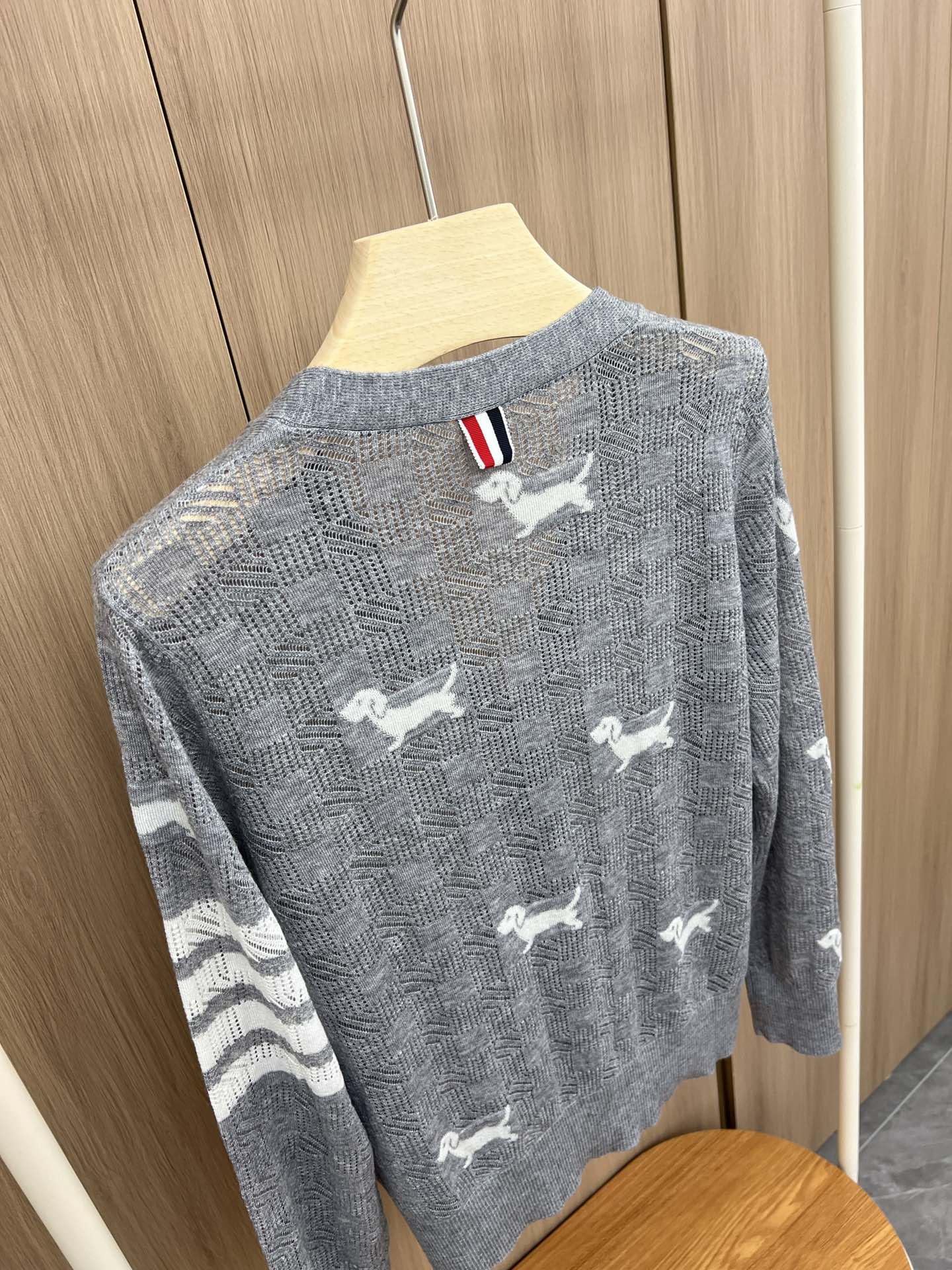 “New Packaging Original Women’s Suit with Light Knitting and Classic V-Shirt Design” - 图片 8