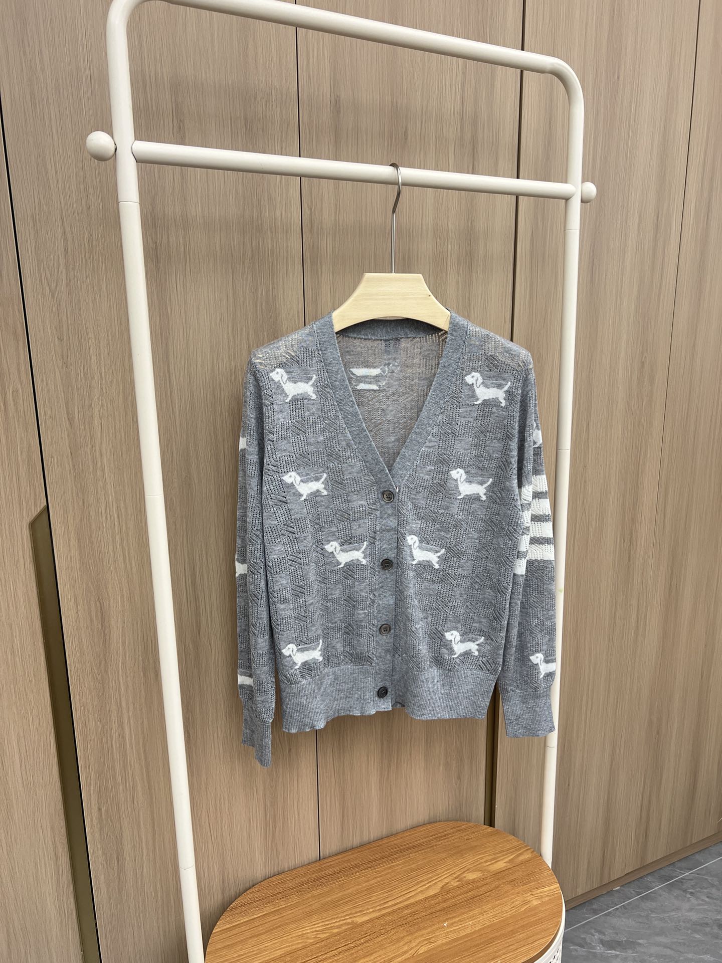 “New Packaging Original Women’s Suit with Light Knitting and Classic V-Shirt Design” - 图片 1